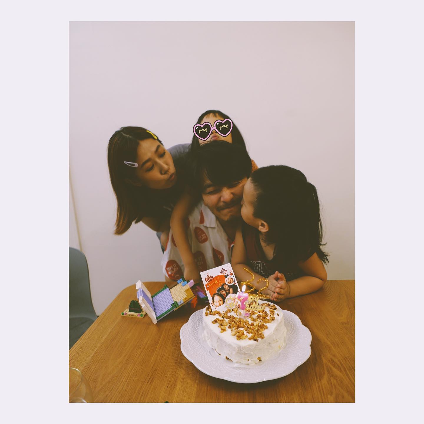 兩人2015年婚後育有一對子女，一家四口相當融洽。（圖／翻攝自臉書）