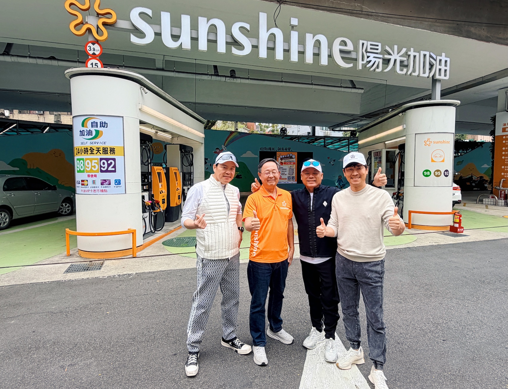 曾國城（左起）、陽光加油站董事長劉陽明、巫啟賢、侯昌明出席公益活動「一起攜手為陽光加油」。（圖／OSGA中華演藝人高爾夫協會提供）