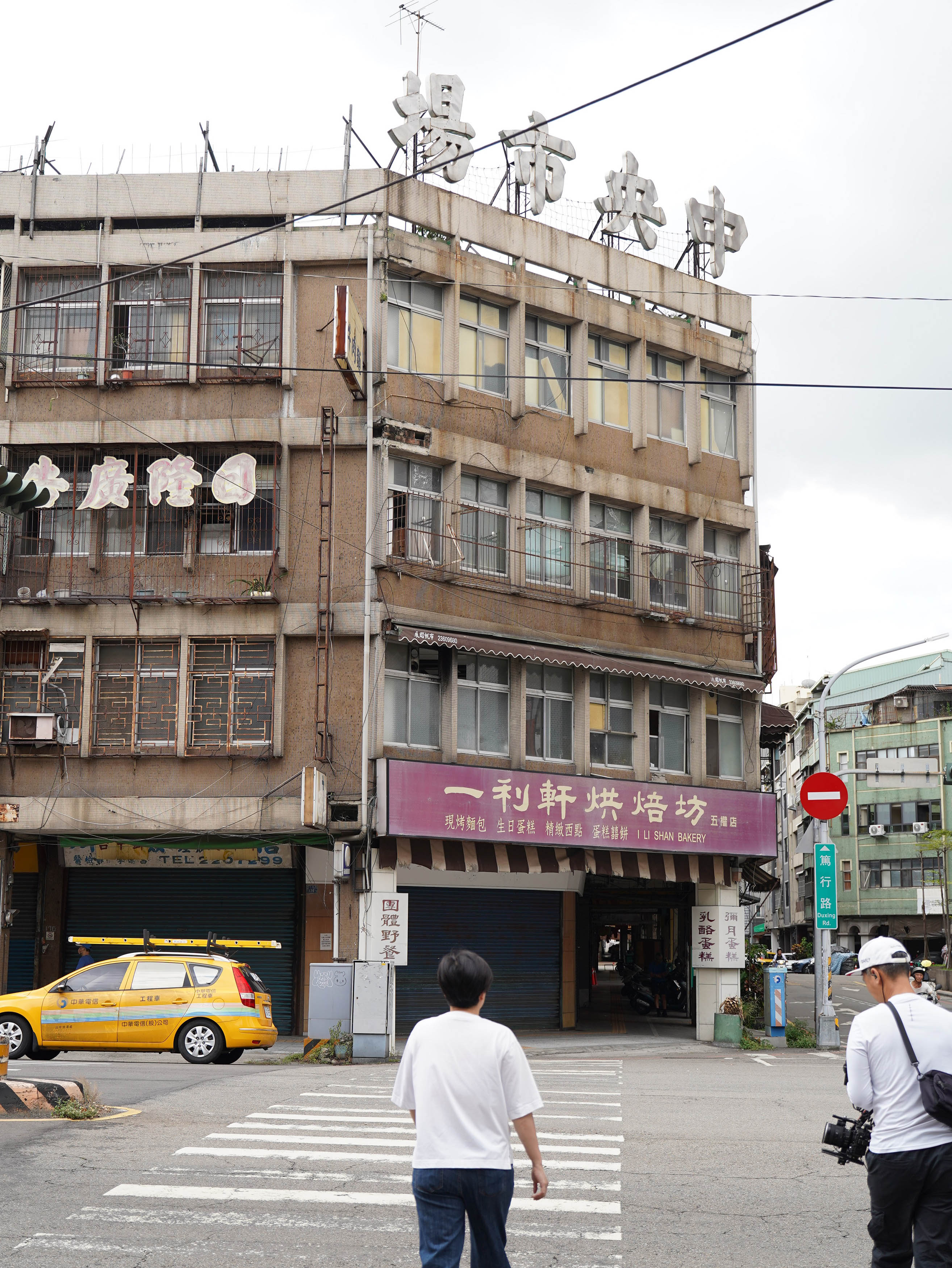 《藝術很有事》補捉到楊双水走入臺中市中央公有零售市場，拆除前的最後巡禮。（圖／公視提供）