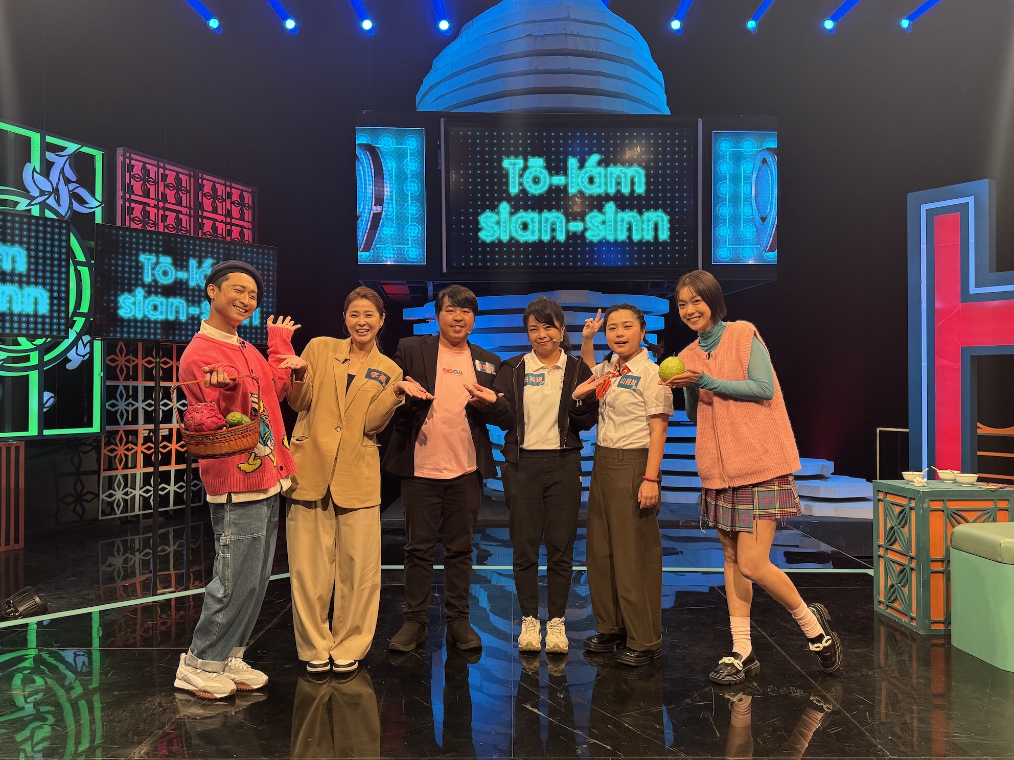 浩子(左起)、李燕、周家宏、呂英瑛、山豬妹、大霈導覽彰化田尾與台南楠西。（圖／公視台語台提供）