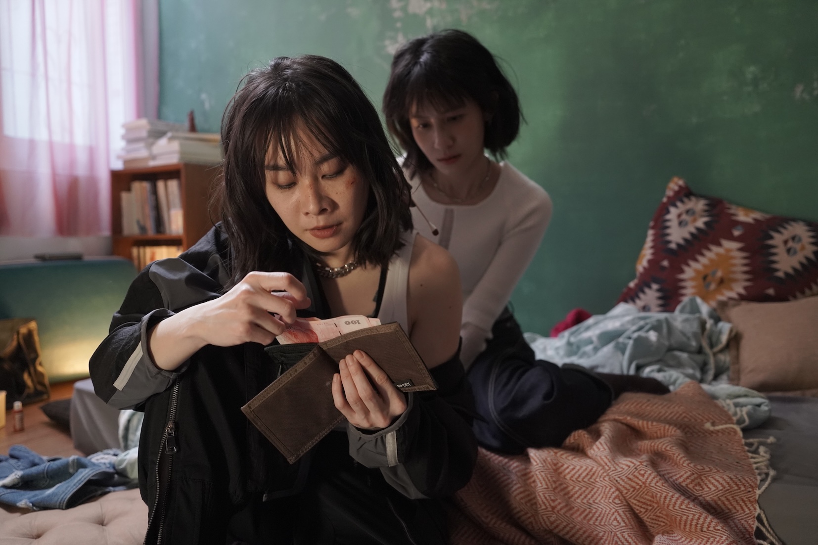 鄭宜農揪閨蜜連俞涵跨刀MV，兩人四度合作默契一百分。（圖／邊走邊聽有限公司提供）