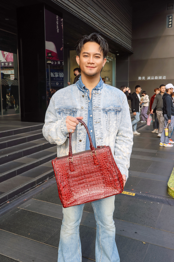 貴婦粉絲欠場將精品包直接送給大Q。（圖／众悅娛樂提供）