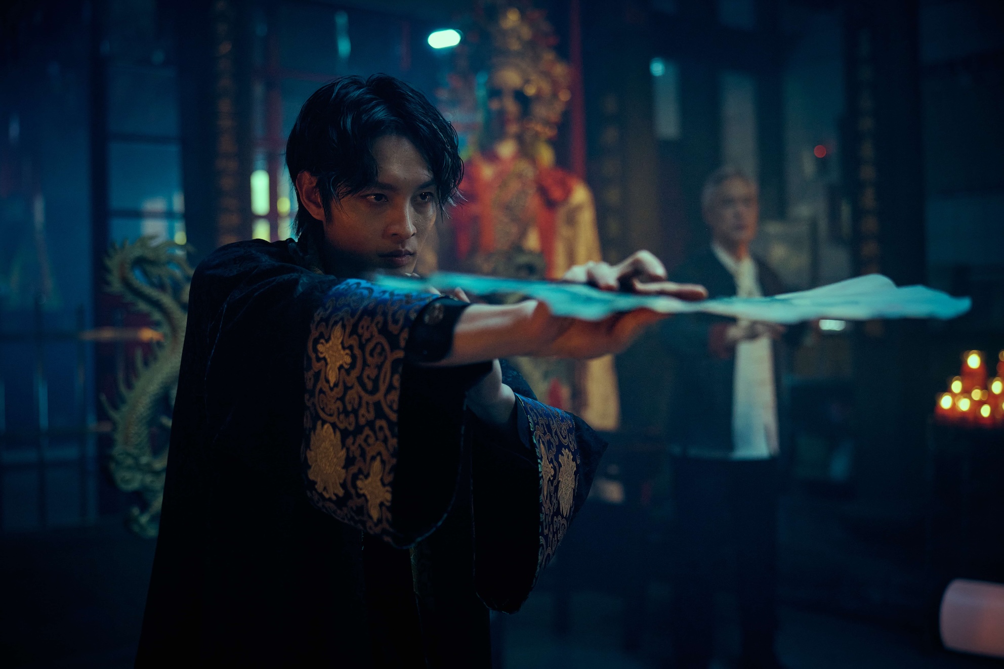 曹佑寧帥氣舞扇念咒，想像自己是《鬼滅之刃》炭治郎。（圖／威視電影提供）