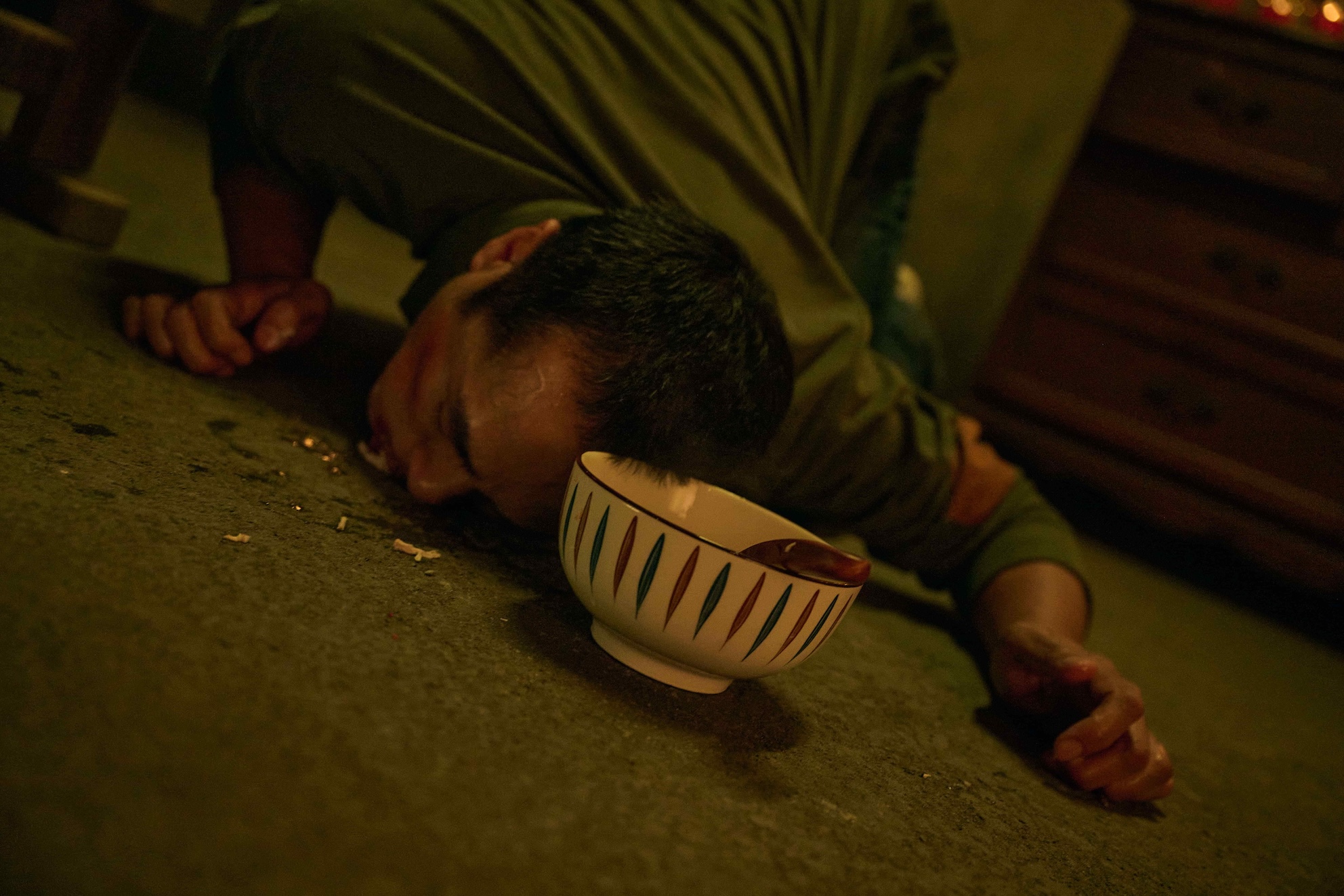 凱勛《祭弒》加戲跪地舔肉，灰塵全吞下肚。（圖／威視電影提供）