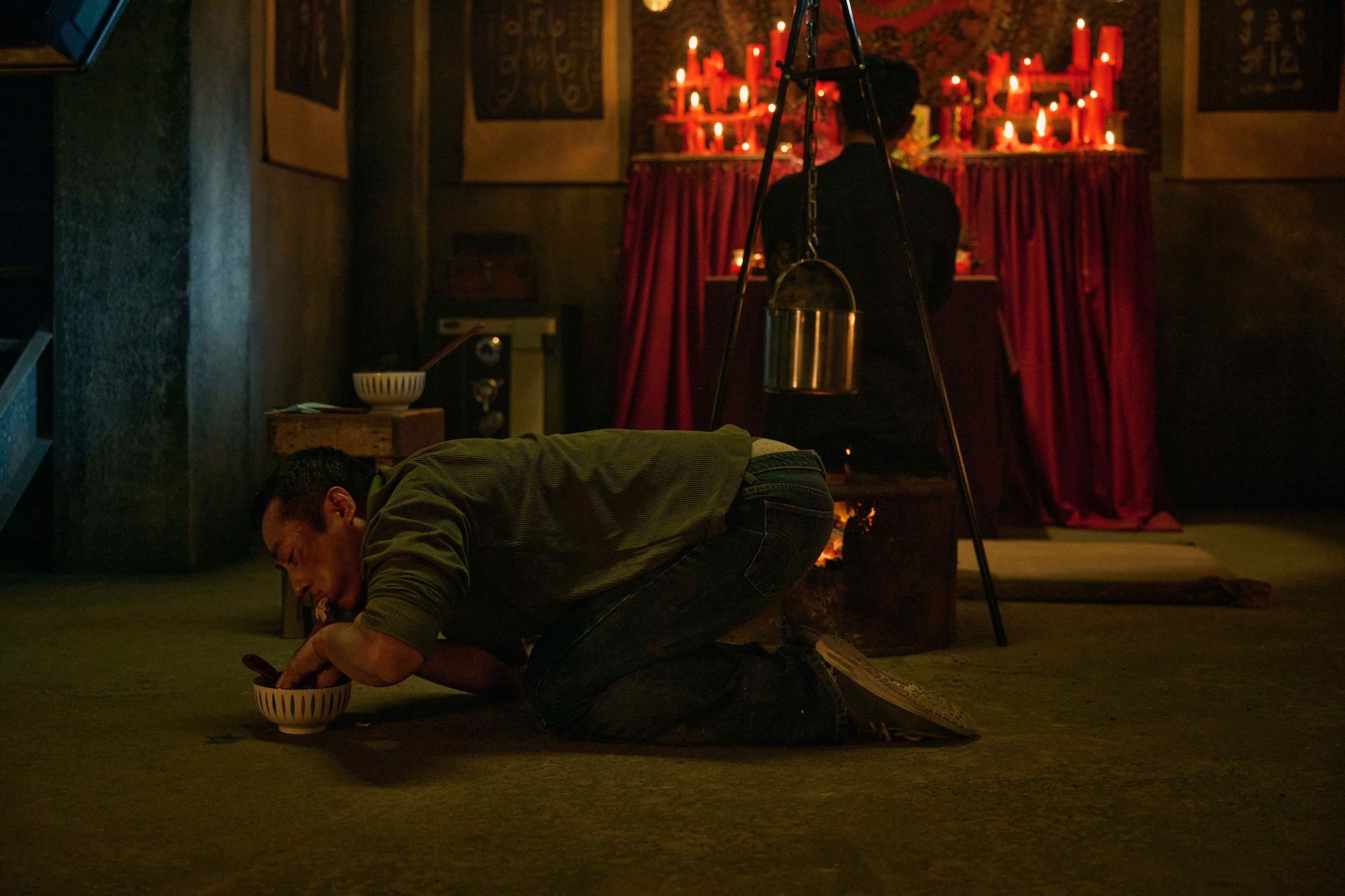 莊凱勛《祭弒》提議跪地吃肉，嚇壞導演。（圖／威視電影提供）