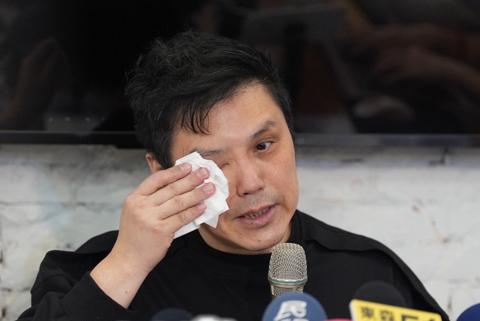 洪誠陽淚灑記者會。（圖／記者陳明中攝）