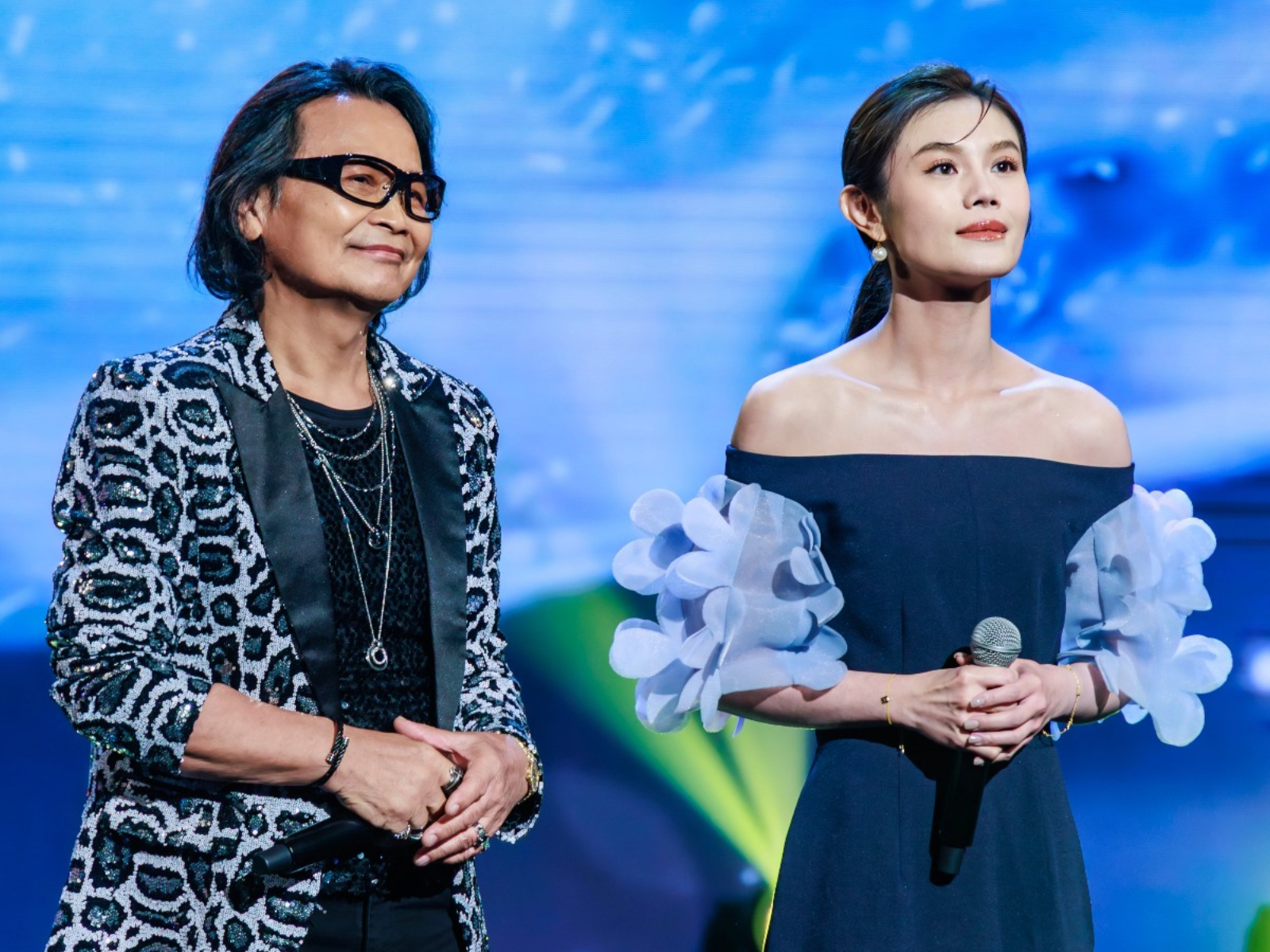 朱海君(右)上節目和沈文程合唱。(圖/中視提供)