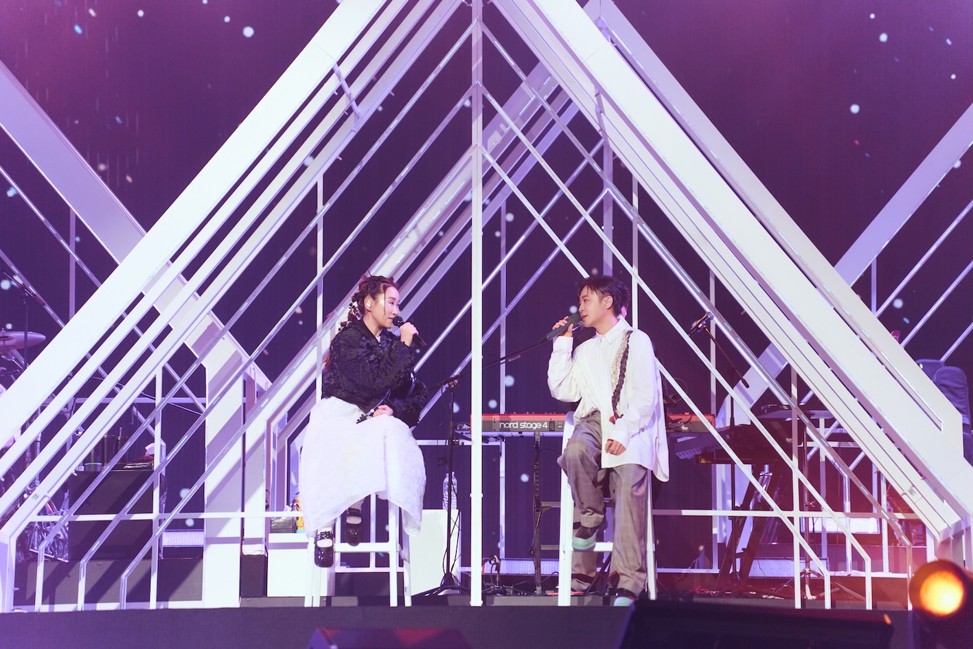 蘇打綠與王菀之合唱,懷念缺席共演的老友方大同令全場動容。(圖/蘇打綠有限公司提供)
