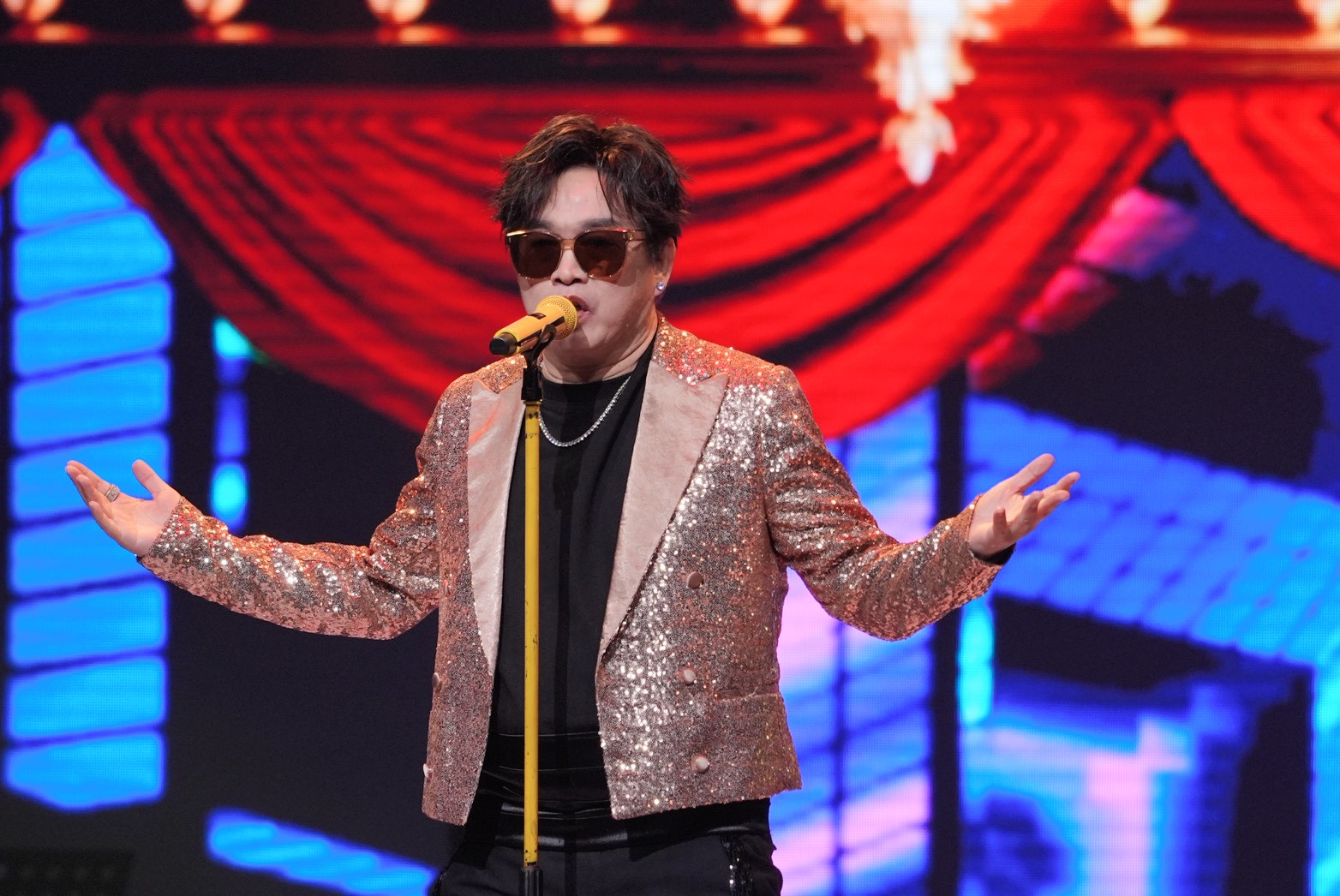 康康展現經典歌曲。(圖/記者陳明中攝)