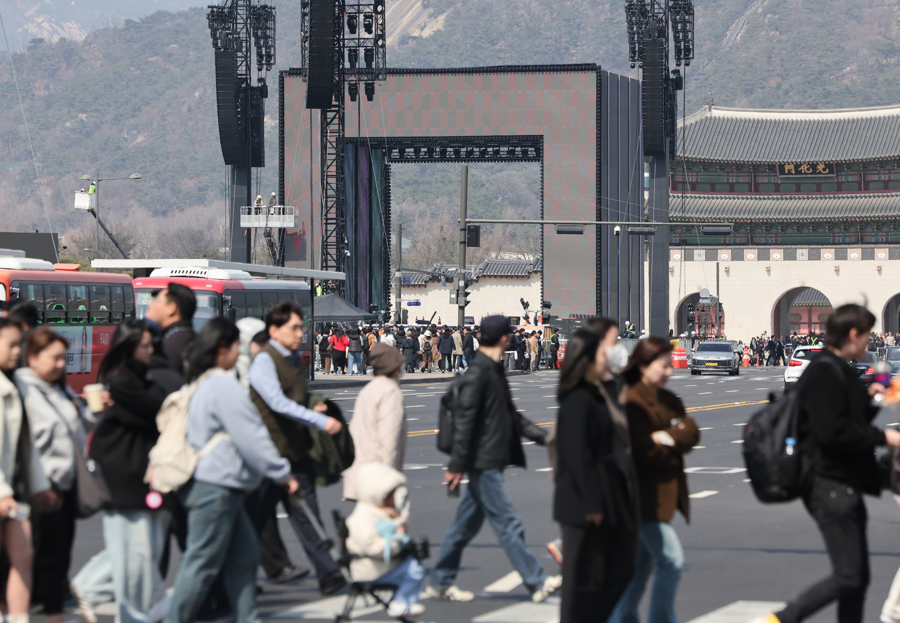 BTS將在光化門舉辦全球直播演出，現場安檢十分嚴格。（圖／達志）