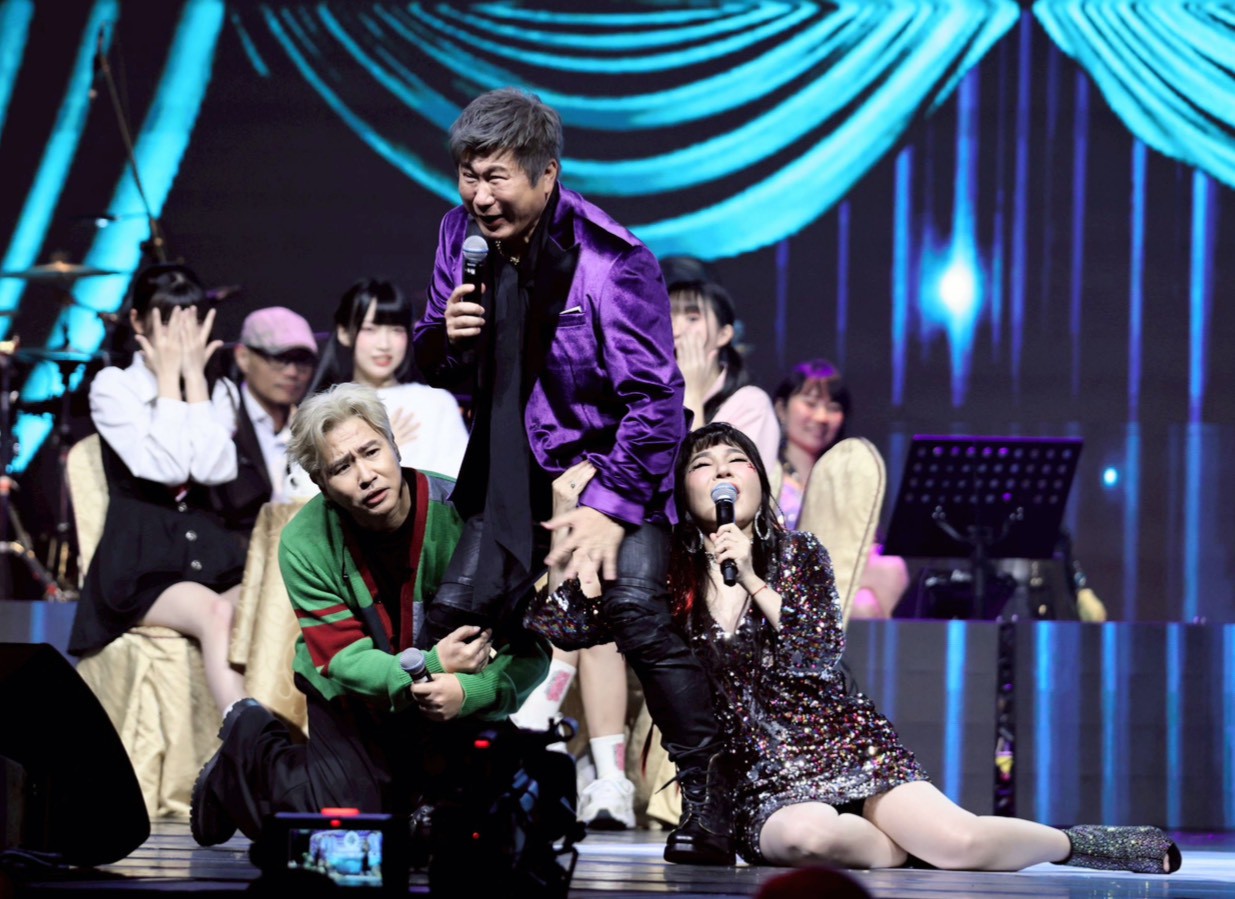 歐漢聲（左）和王彩樺浮誇地抱胡瓜大腿。（圖／記者陳明中攝）