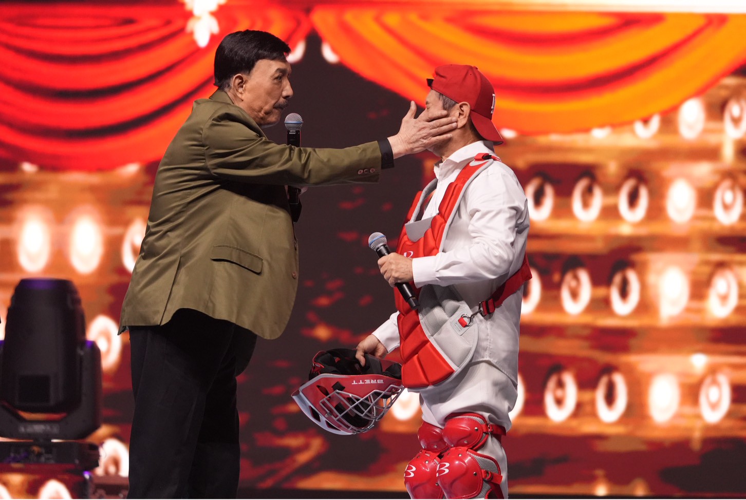 余天(左)連黃西田都打。(圖/記者陳明中攝)