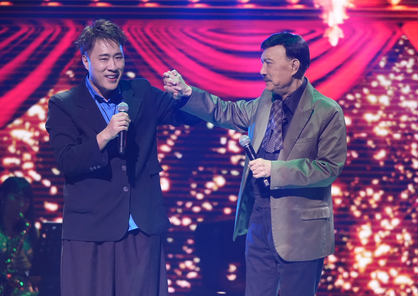 余天(右)和余祥銓父子合體演出。(圖/記者陳明中攝)