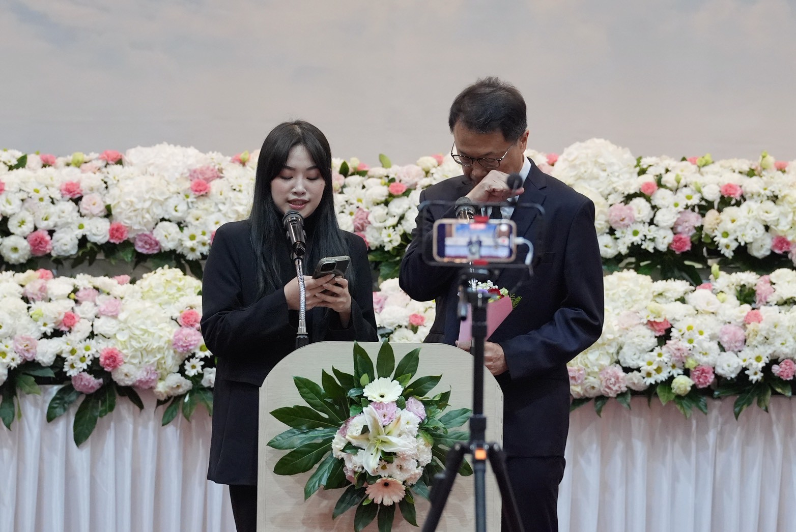 梅聖旻（右）和女兒梅嬿翎上台致詞。（圖／記者陳明中攝）