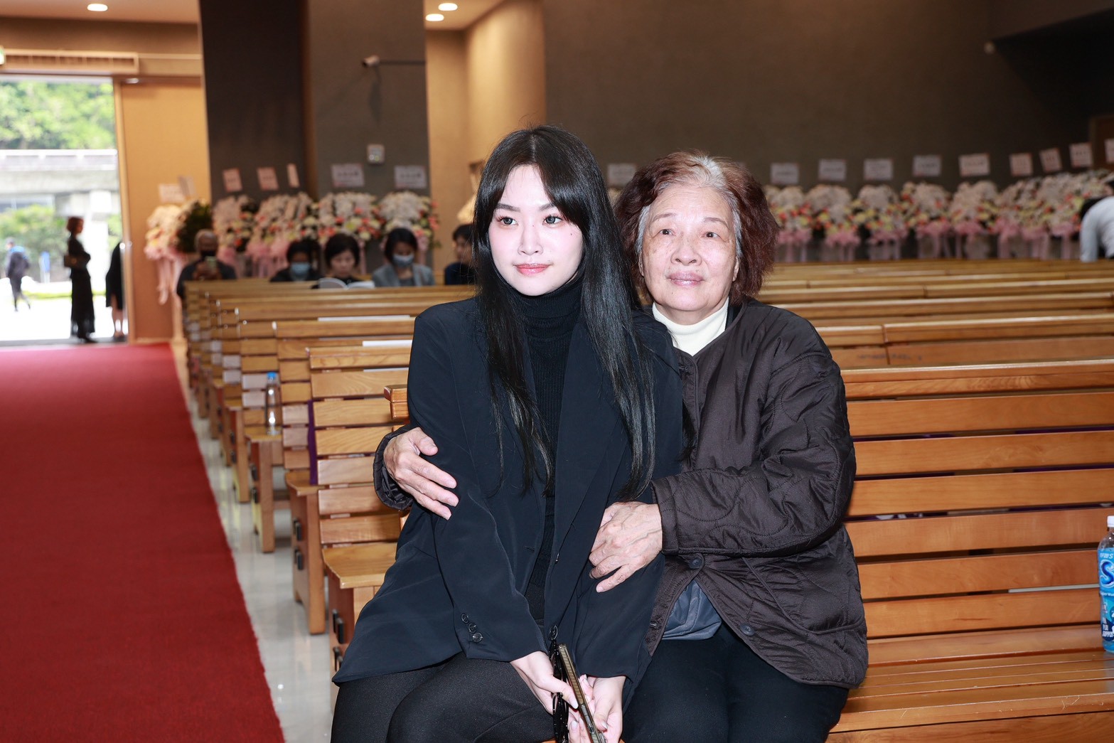 梅嬿翎（左）和外婆一早就到告別式。（圖／記者陳明中攝）