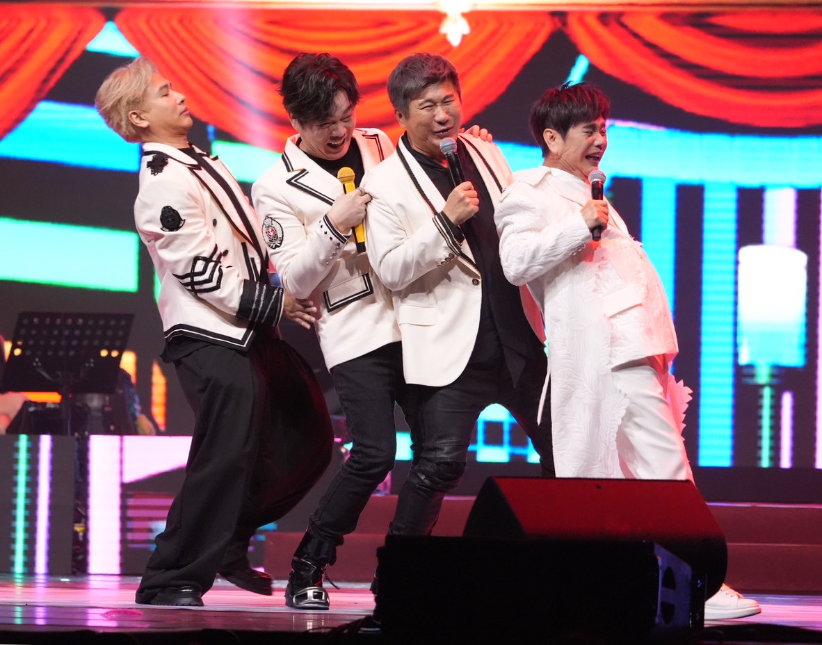 歐漢聲(左起)、康康、胡瓜、黃西田跳舞。(圖/記者陳明中攝)