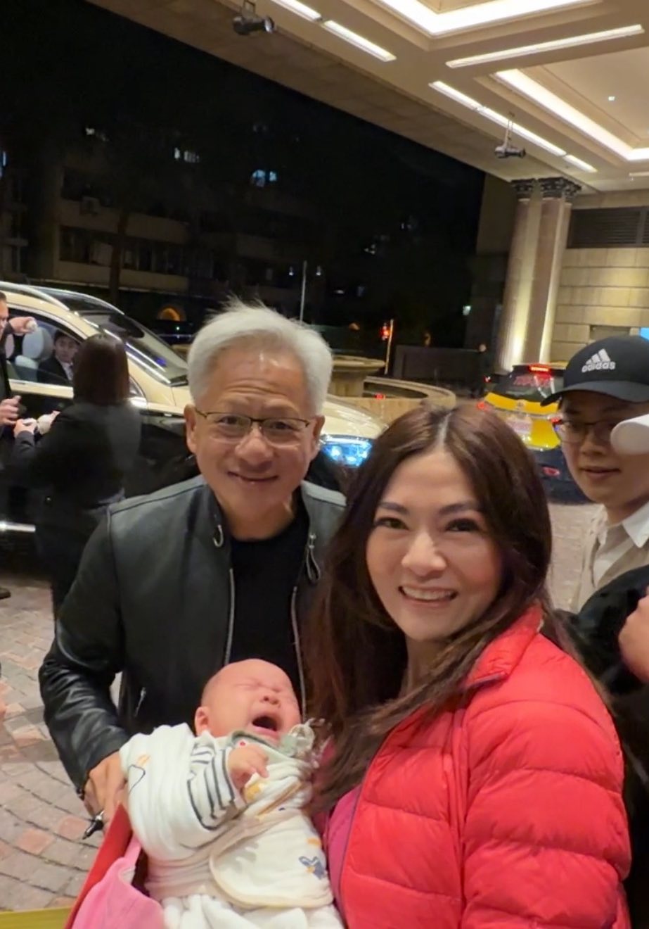 劉盈盈(右)抱著寶寶給黃仁勳瞧瞧。(圖/翻攝劉盈盈臉書)