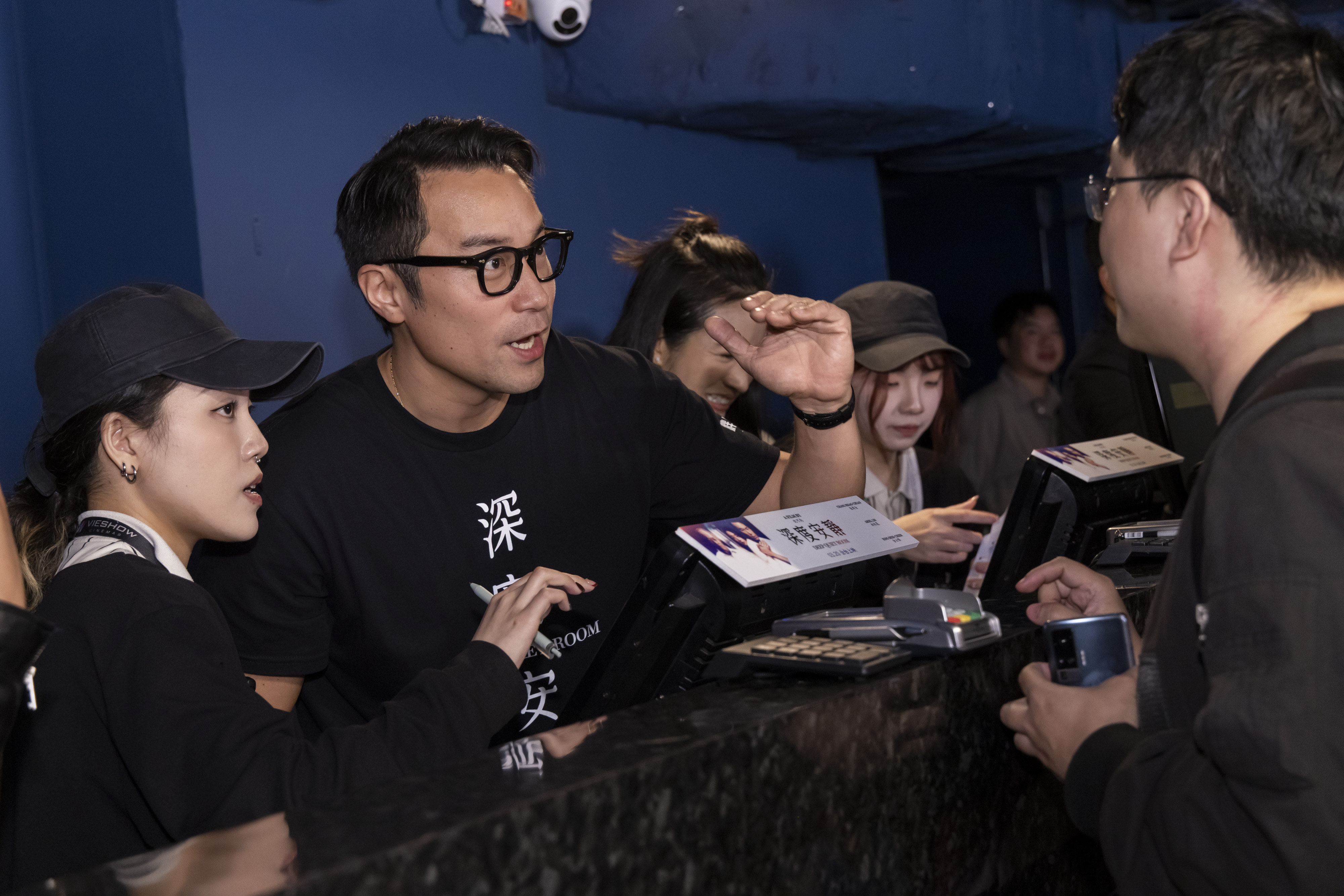 張孝全（左二）首次參與影城一日店長活動，親自服務影迷，親和力十足。（圖／風起娛樂提供）