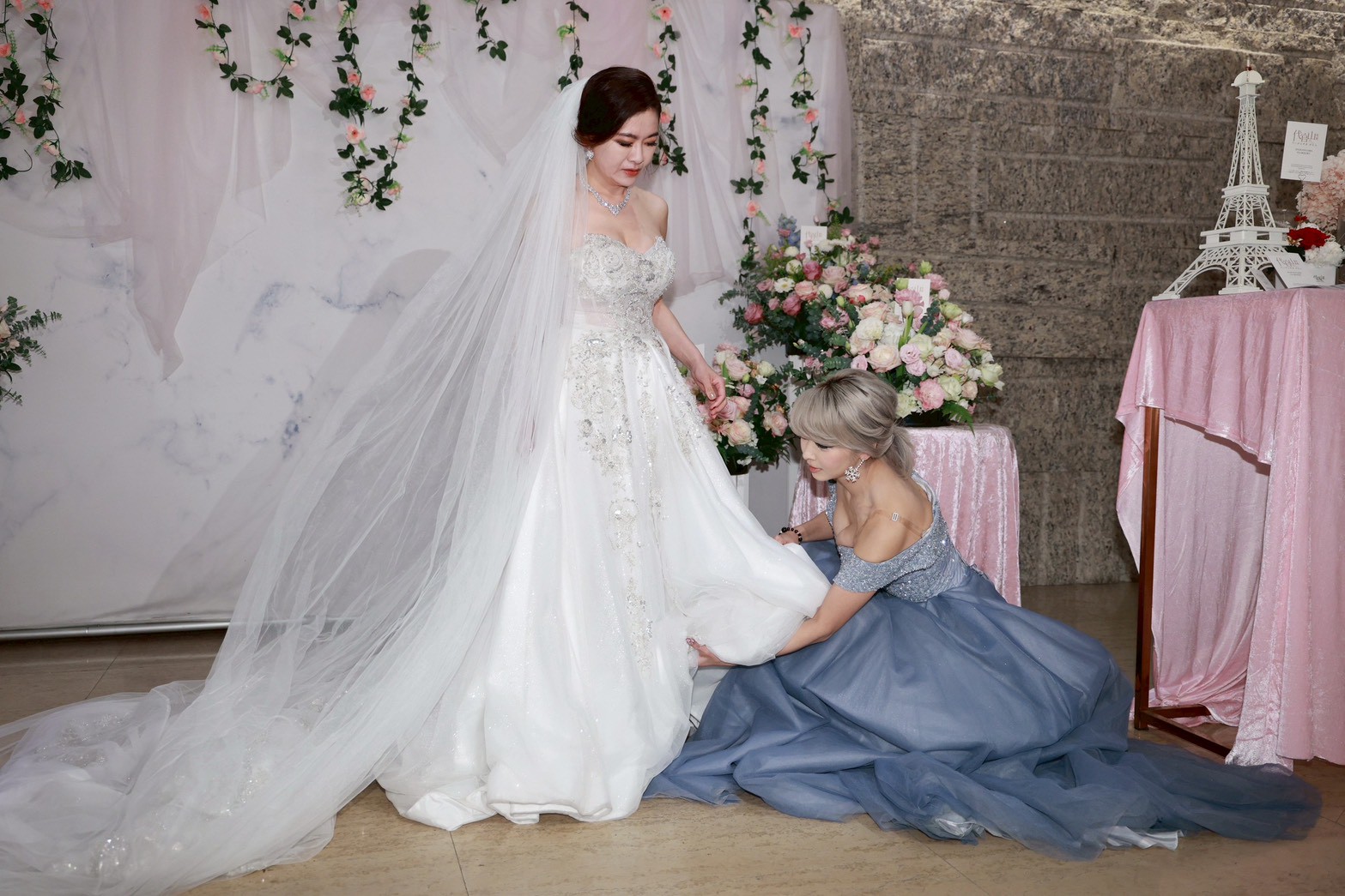 Makiyo（右）貼心幫新娘整理裙擺。（圖／娛樂中心攝）