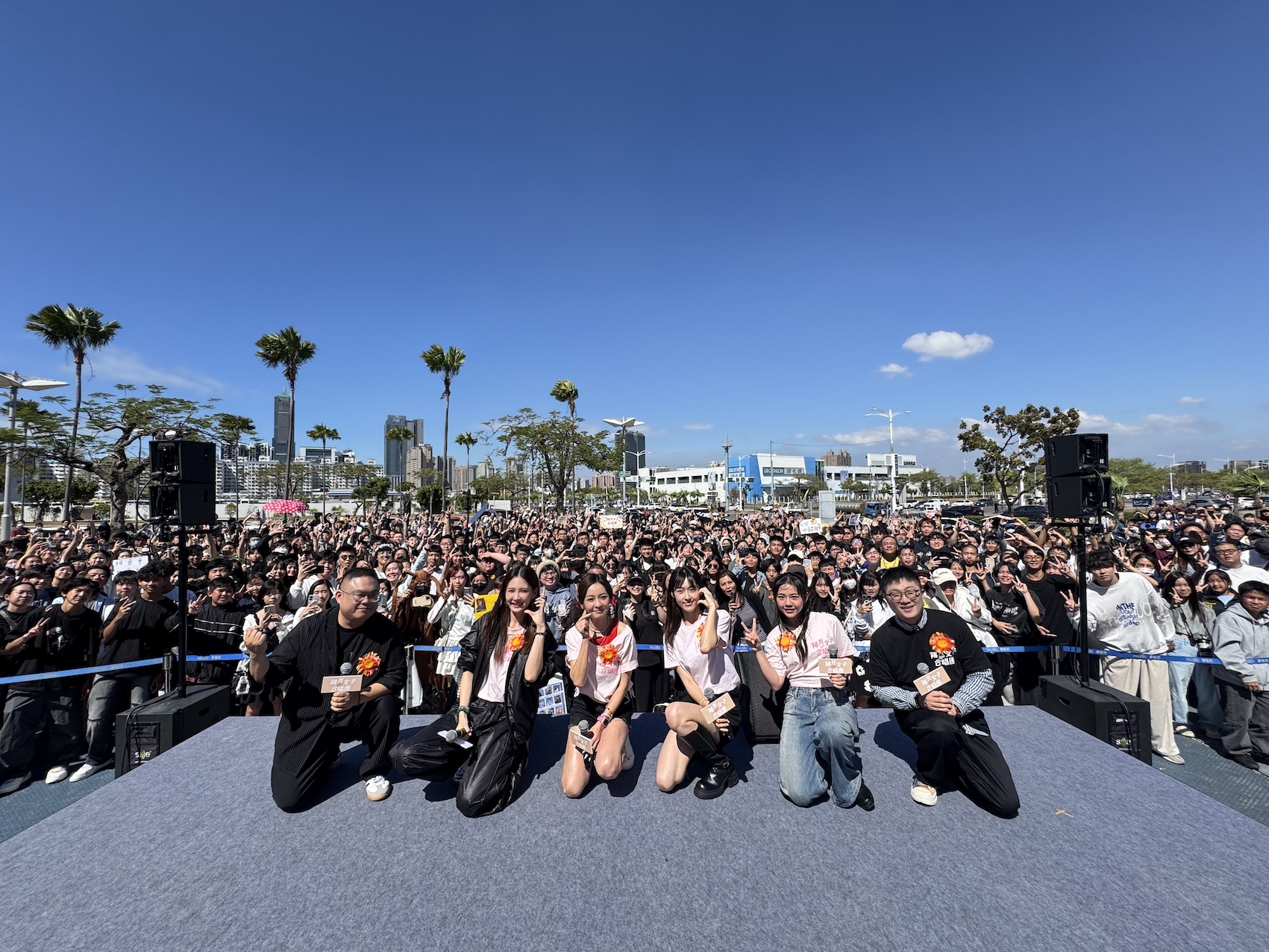 在高雄熱情的觀眾與太陽包圍的《陽光女子合唱團》。（圖／壹壹喜喜提供）