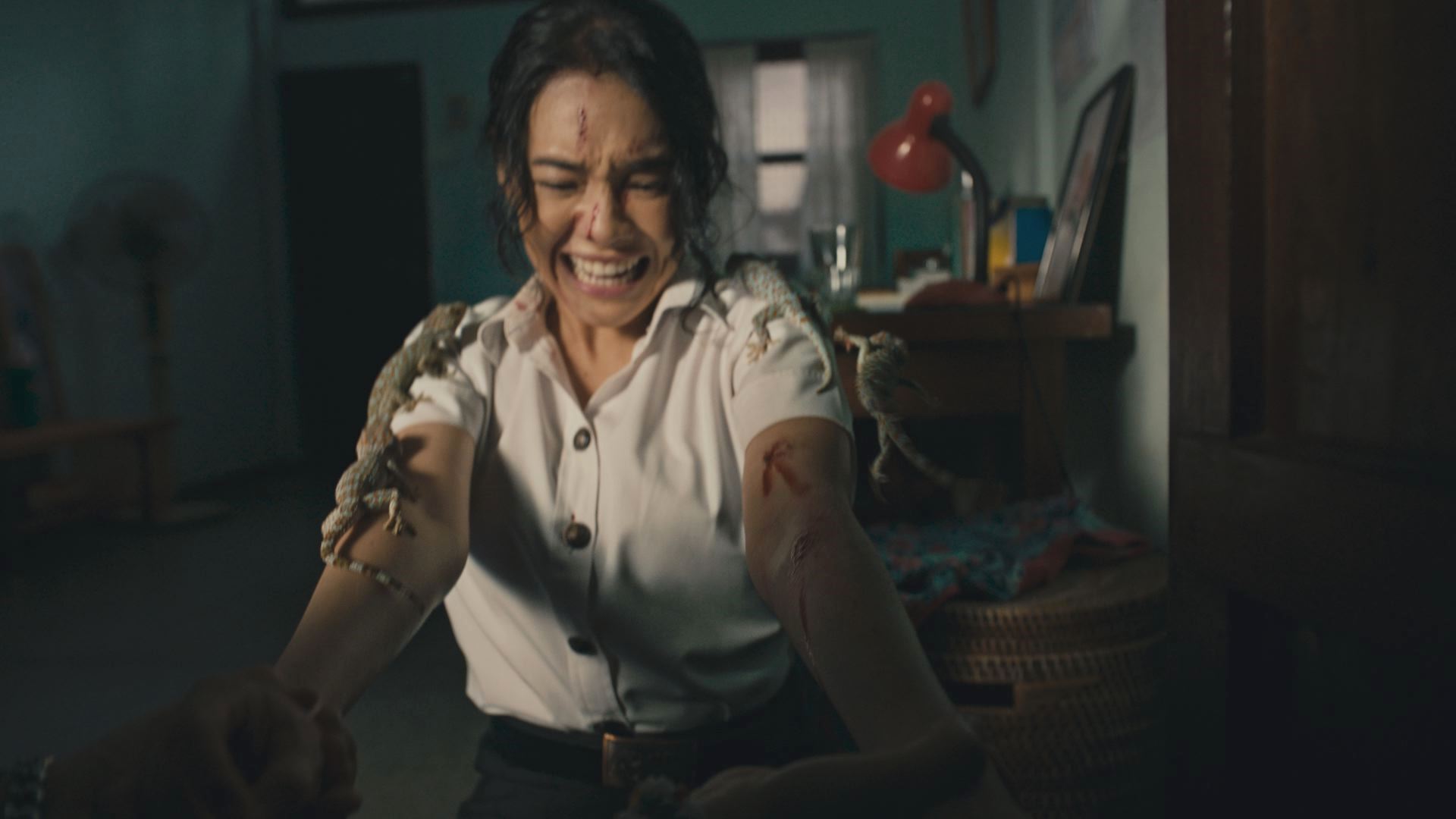 泰國人氣女星丘普朗與數十隻大壁虎對戲遭狠咬。(圖/威視電影提供)