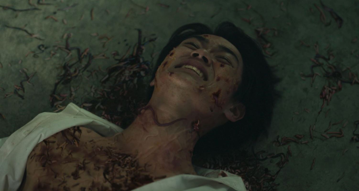 《邪降:覺醒》演員親上陣,大量蚯蚓、蛆蟲灑全身。(圖/威視電影提供)