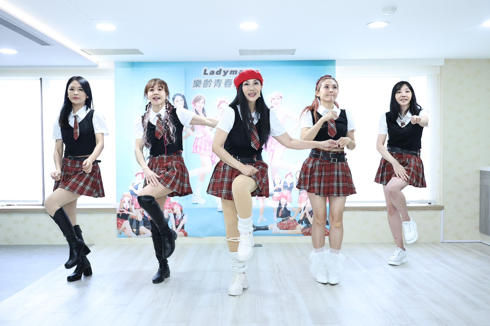 張淳淳（中）和好友們一起跳舞。（圖／娛樂中心攝）