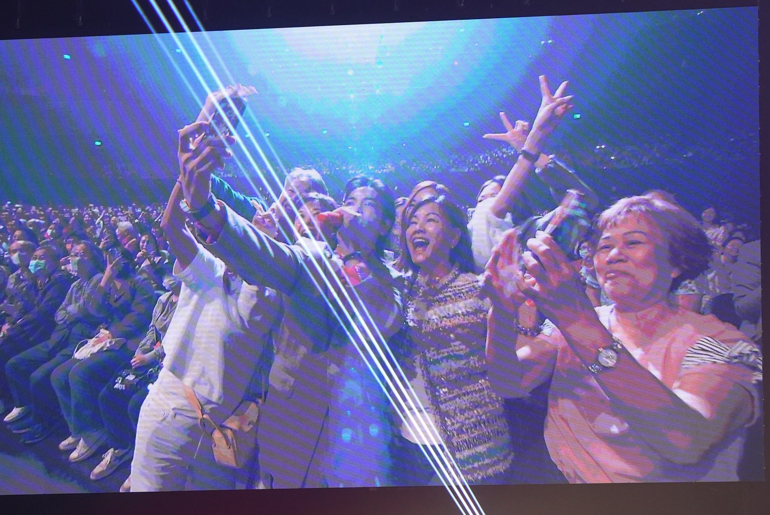 蕭敬騰衝下台和粉絲互動。（圖／記者許方正攝）