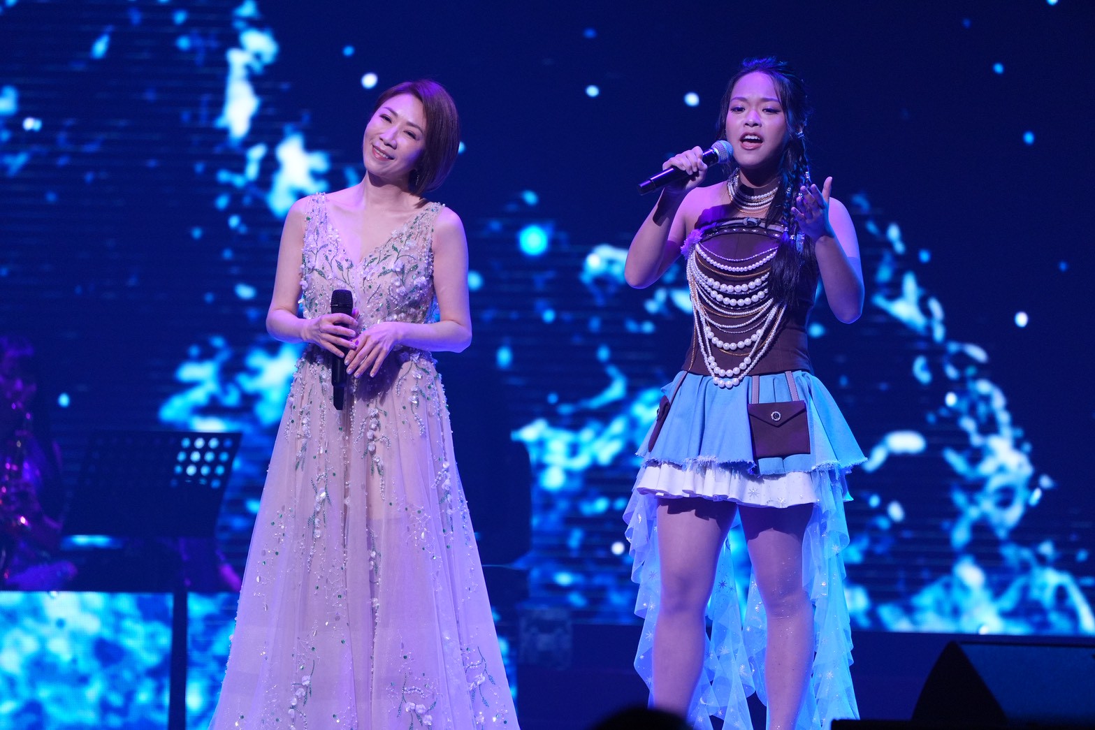 李翊君（左）和鍾采穎合唱〈雨蝶〉。（圖／記者許方正攝）