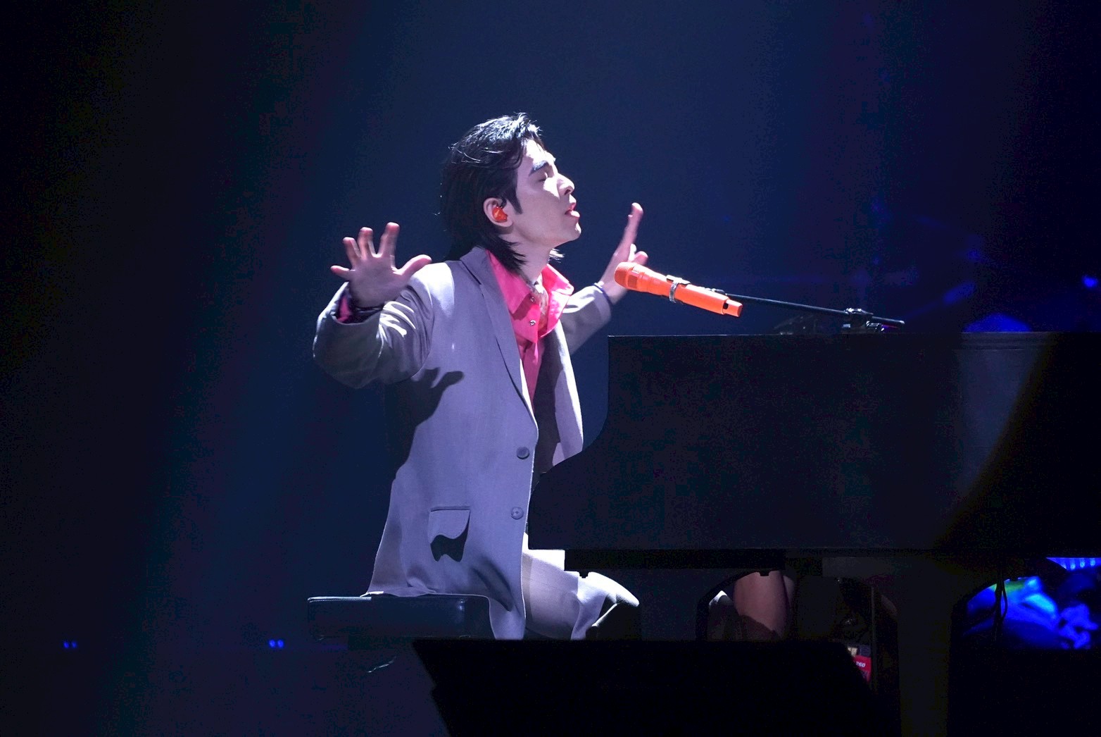 蕭敬騰彈琴彈到忘我。（圖／記者許方正攝）