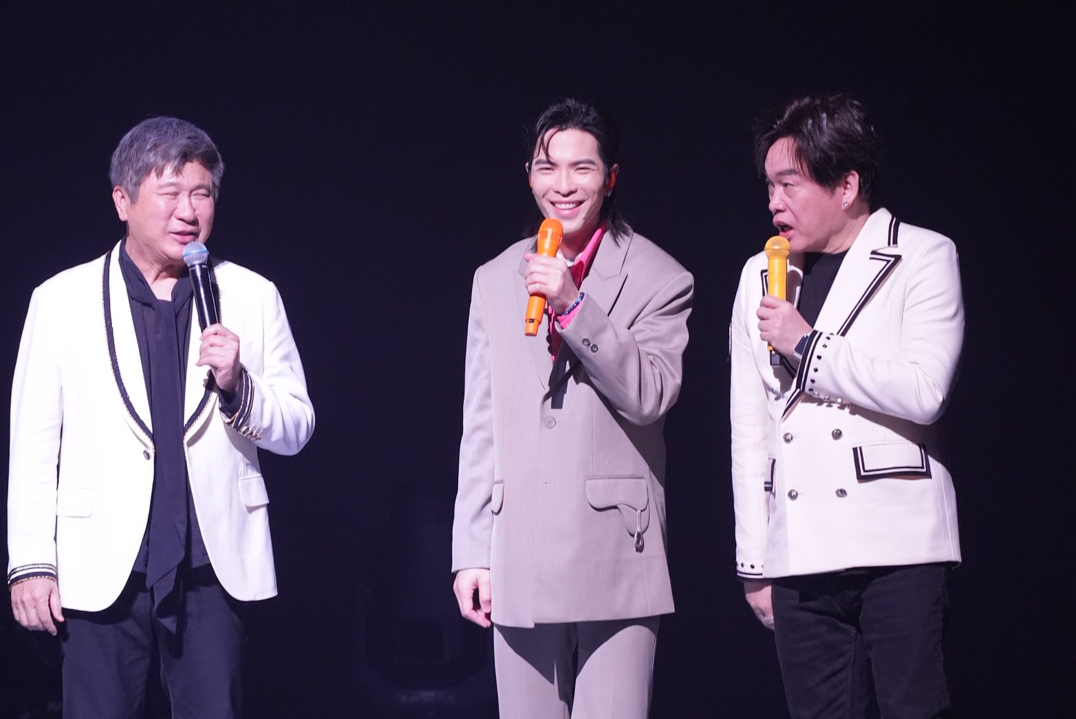 胡瓜（左）和康康開玩笑，蕭敬騰（中）很配合。（圖／記者許方正攝）