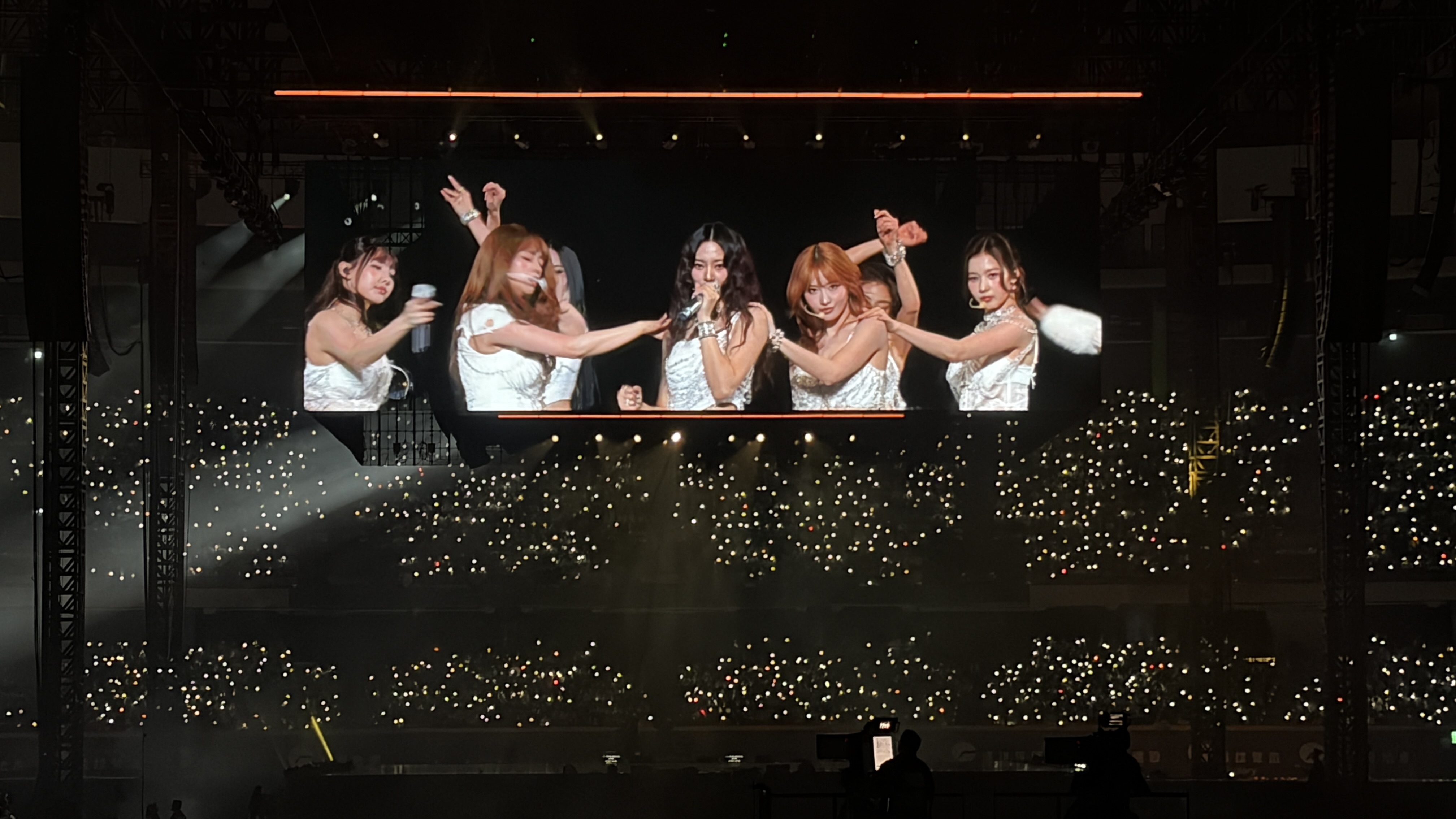 TWICE大巨蛋開唱第三天,台上大秀台語。(圖/讀者提供)