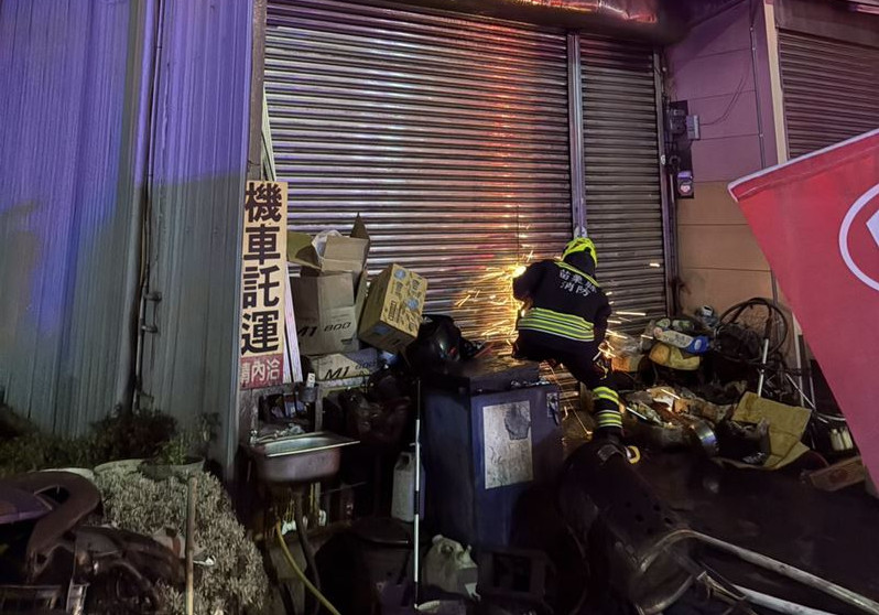 苗栗縣後龍鎮一家機車行發生火災。（圖／翻攝畫面）