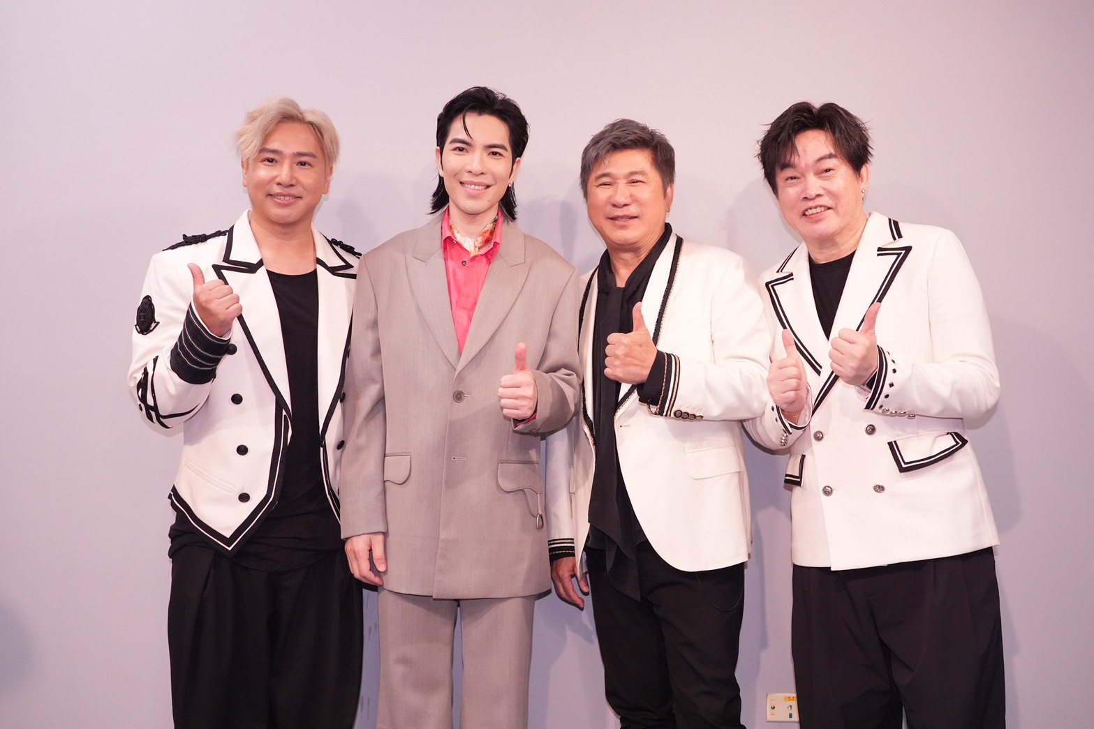 歐漢聲(左起)、蕭敬騰、胡瓜、康康完成演出。(圖/記者許方正攝)