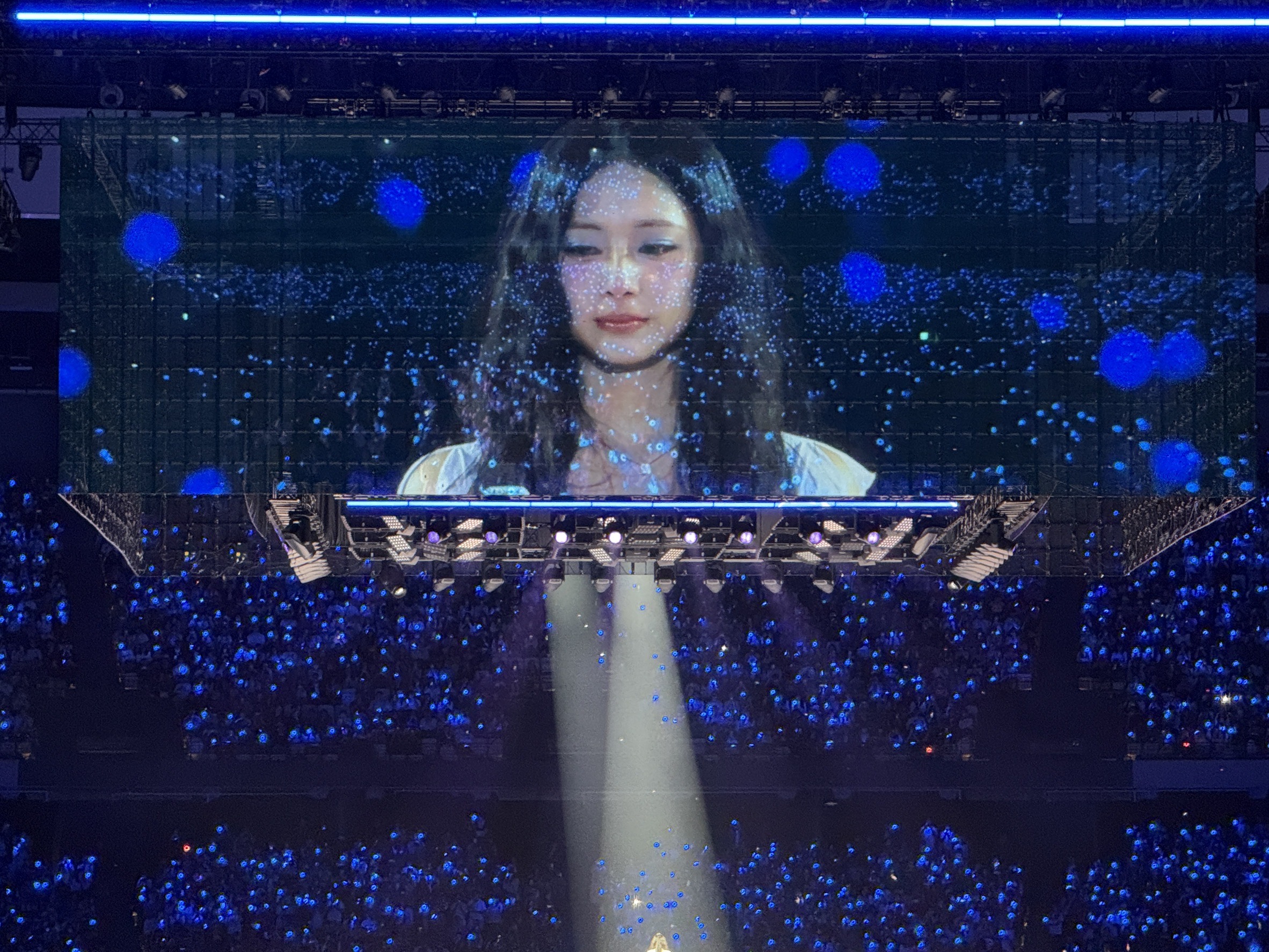 子瑜大巨蛋演唱會舞臺上數度淚崩。（圖／讀者提供）