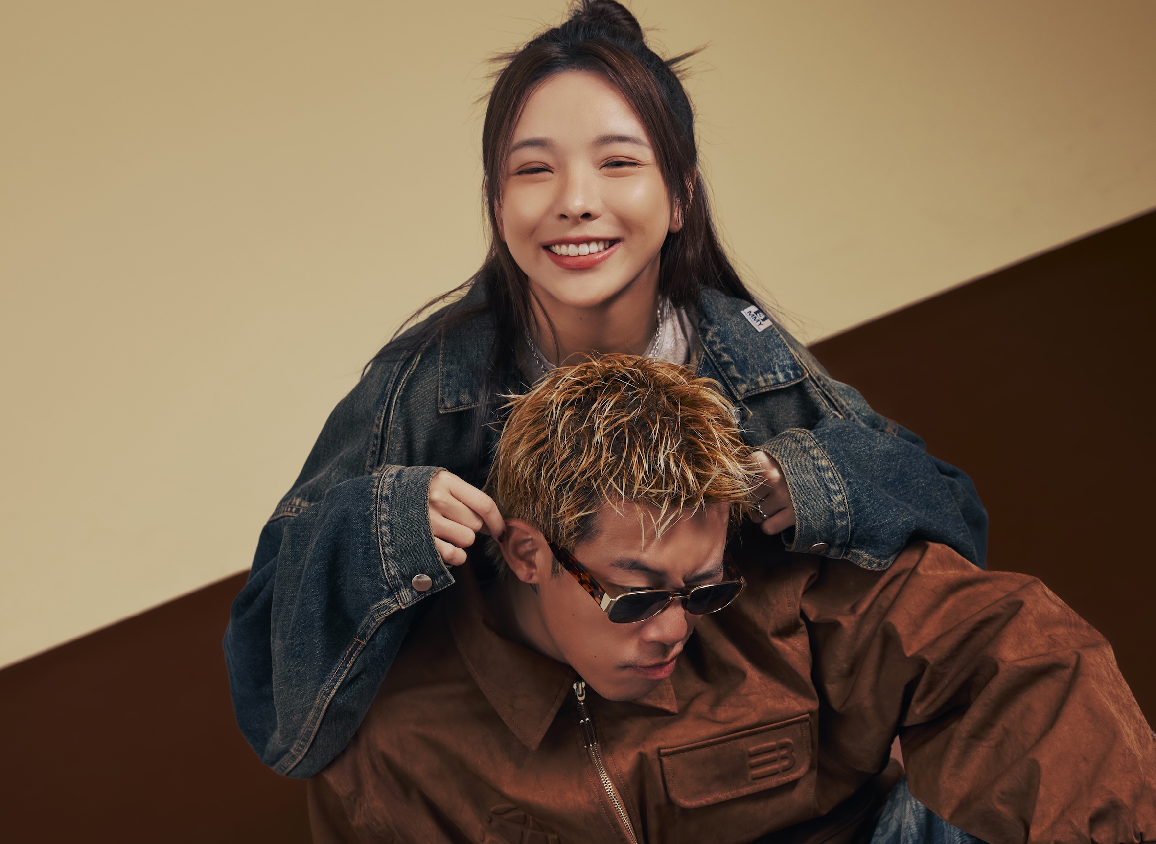 玖壹壹成員健志與妻子Mia來到《OMO調查局》，首度大方暢聊兩人「偶像劇等級」的戀愛故事。（圖／快電商提供）