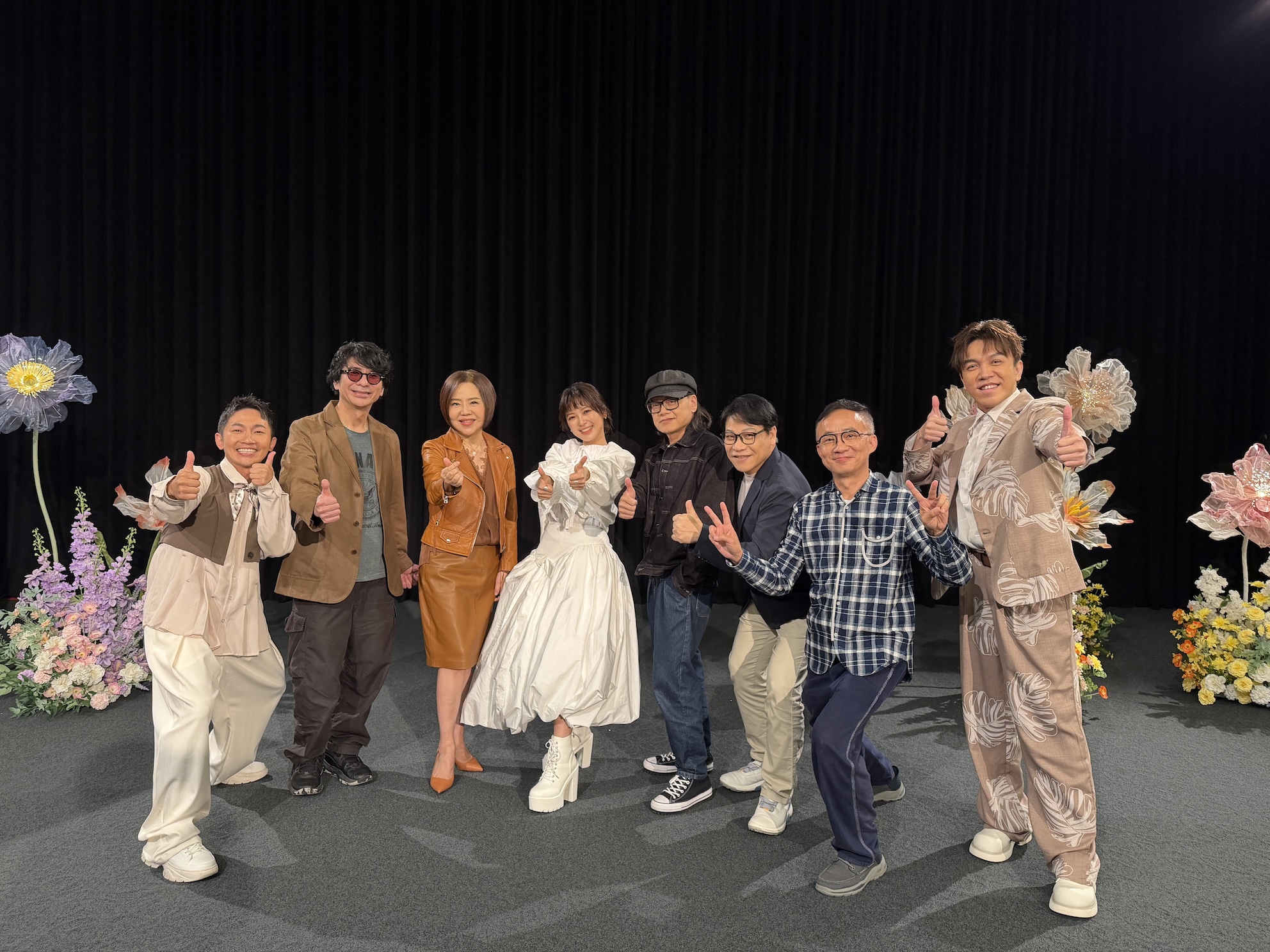 翁鈺鈞（左四）舉辦記者會，蔡昌憲（左起）、荒山亮、于美人、流氓阿德、伍浩哲、許常德、許志豪皆出席力挺。（圖／三立電視藝能中心提供）