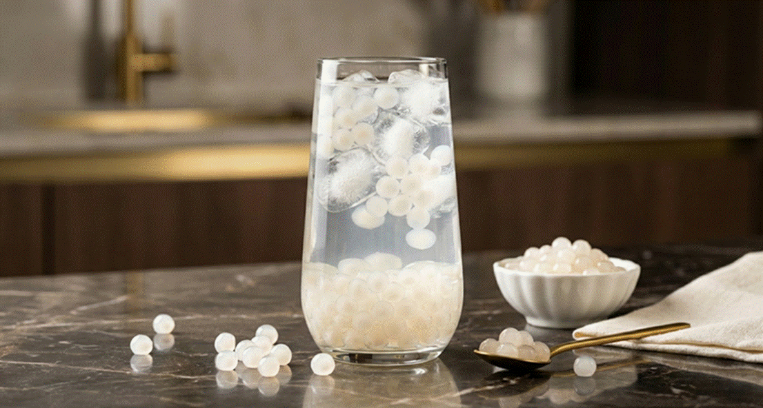 今年愚人節，清心福全讓珍珠「潤白」了！全新限定飲品「荔枝白」清爽登場，整杯白到發亮，預計將掀起打卡風潮，洗版各大社群平台。（圖／清心福全提供）