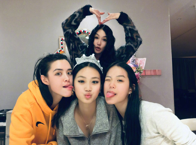 鍾麗緹育有3個女兒，都擁有高顏值及好身材。（圖／翻攝自微博）