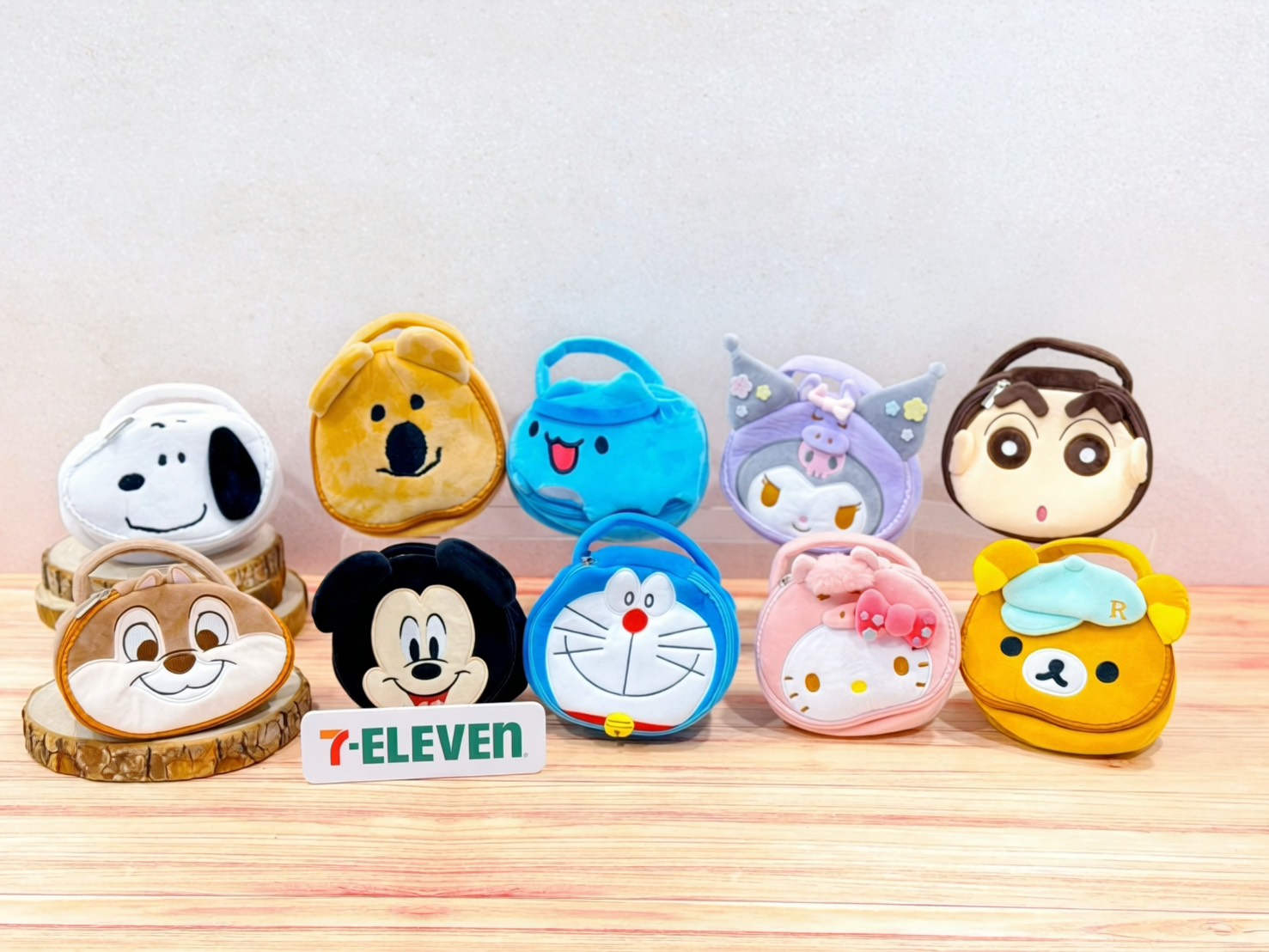 7-ELEVEN於實體門市限定販售10大熱門IP卡通造型收納包。（圖／7-ELEVEN提供）