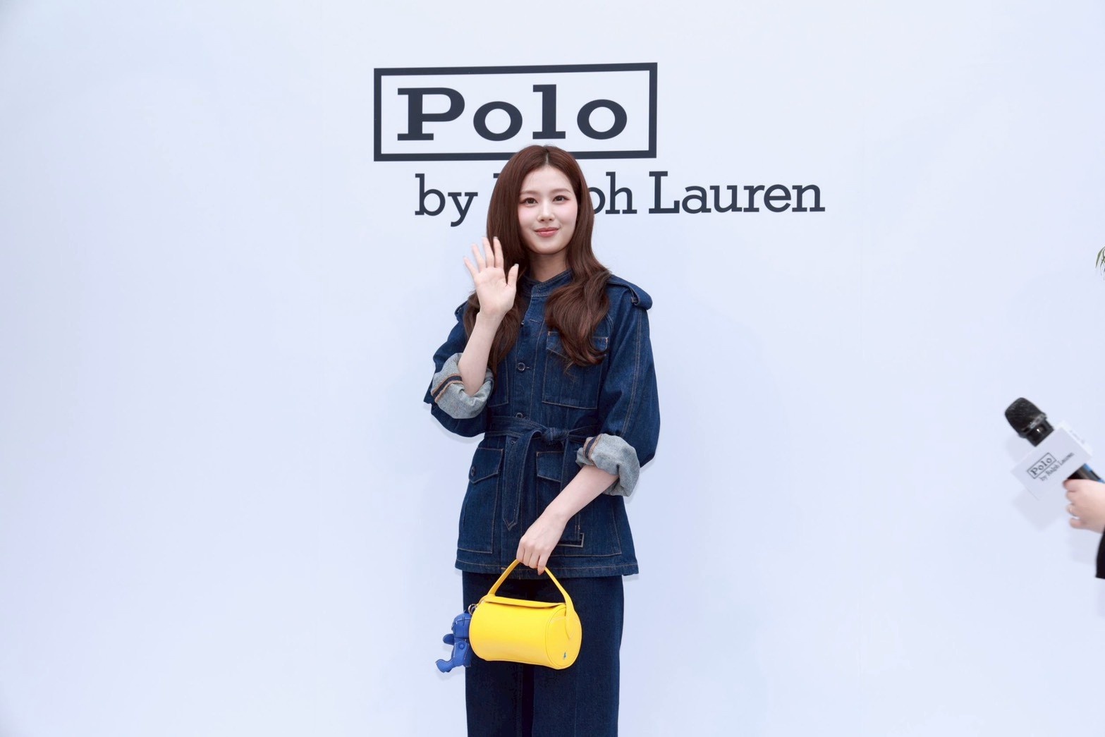 SANA分享自己偏愛棉花糖粉色跟黃色的包款，希望可以拿著去賞花看風景。（圖／娛樂中心）