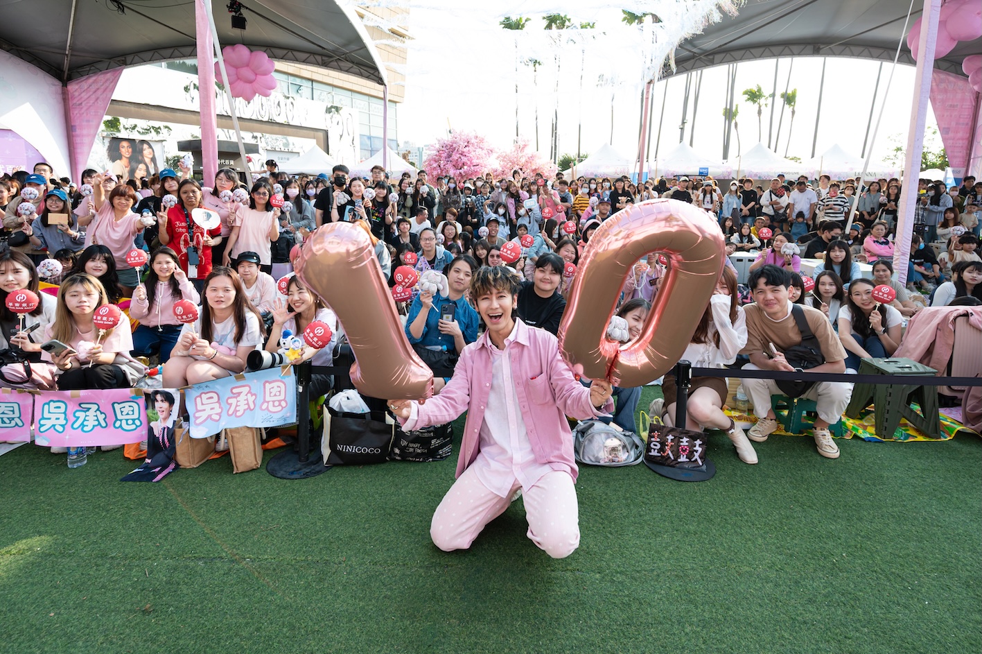 鼓鼓在10週年粉紅野餐日演出。(圖/夢時代&獎金獵人提供)