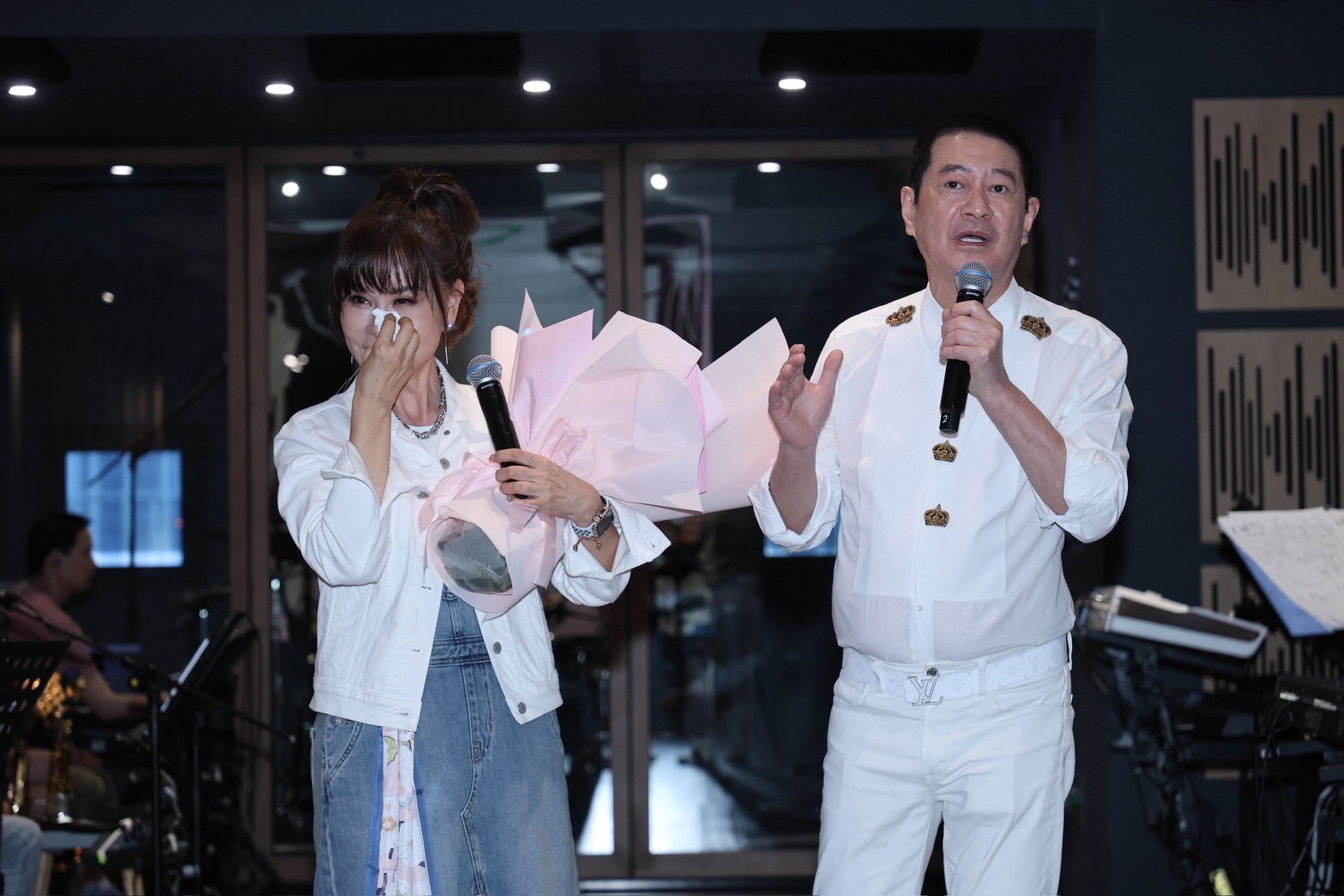 龍千玉（左）見到蔡小虎就哭了。（圖／記者許方正攝）