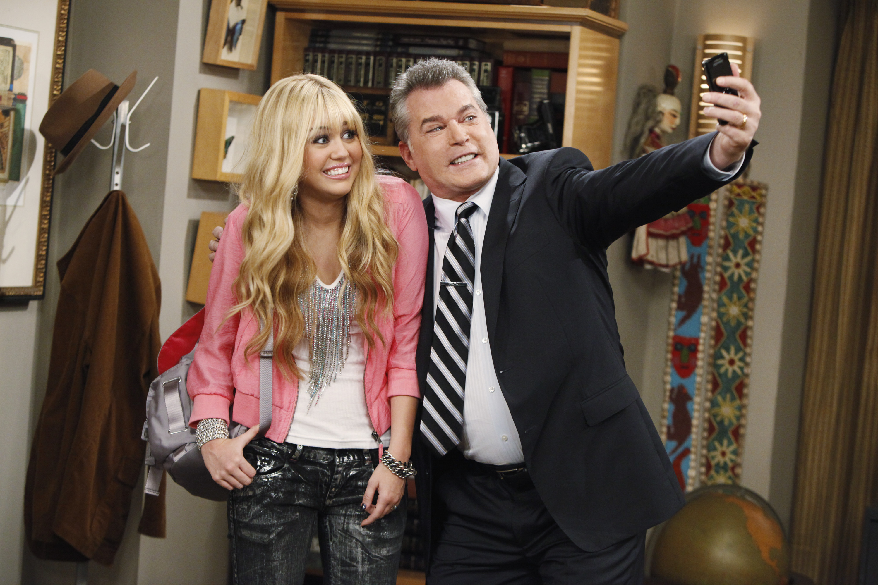 20年前的今天，一個普通女孩在舞台上戴上金色假髮後，掀起了2000 年代最難被取代的流行風暴。（圖／Disney+ 提供）