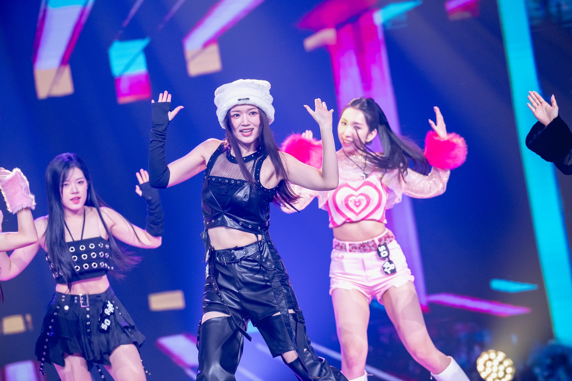 「電豹女」成員魚肉（前排中）相當自責組員墊底。（圖／華視提供）