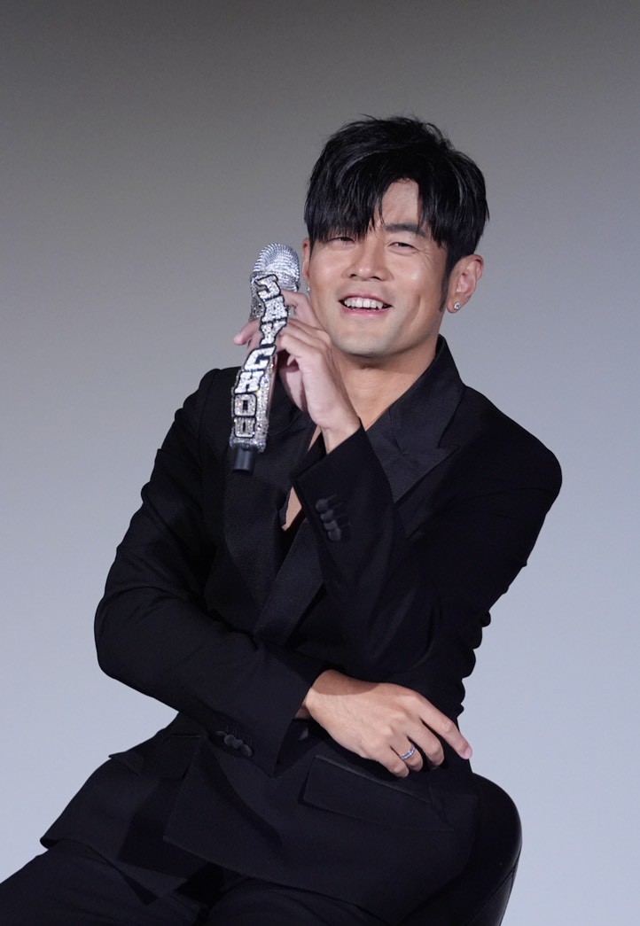 周杰倫心情超好,現場加碼讓媒體提問。(圖/記者陳明中攝)