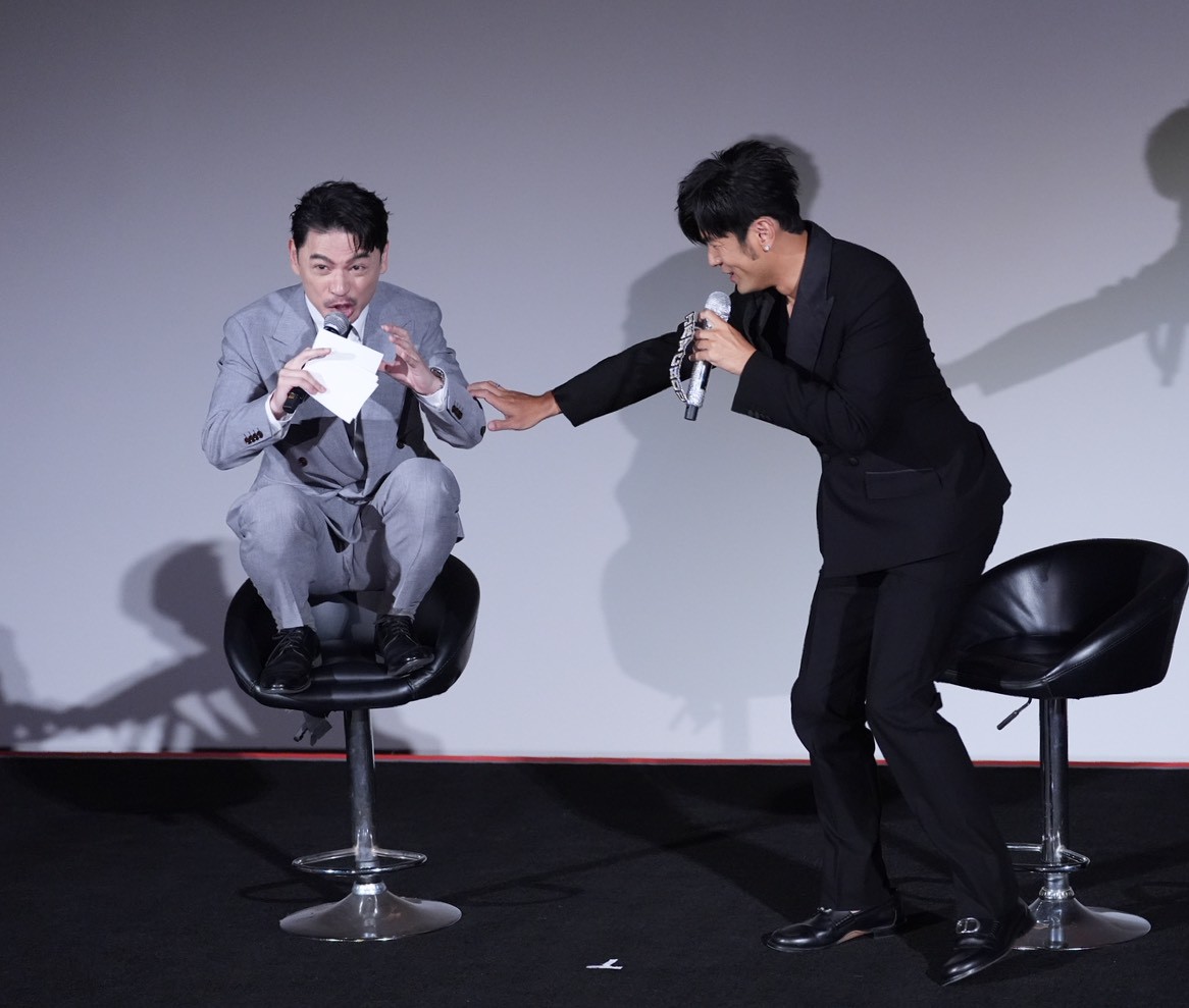 記者會由周杰倫好友阿KEN主持,阿KEN不顧形象跳上椅子扮演「咕嚕」笑果十足。(圖/記者陳明中攝)