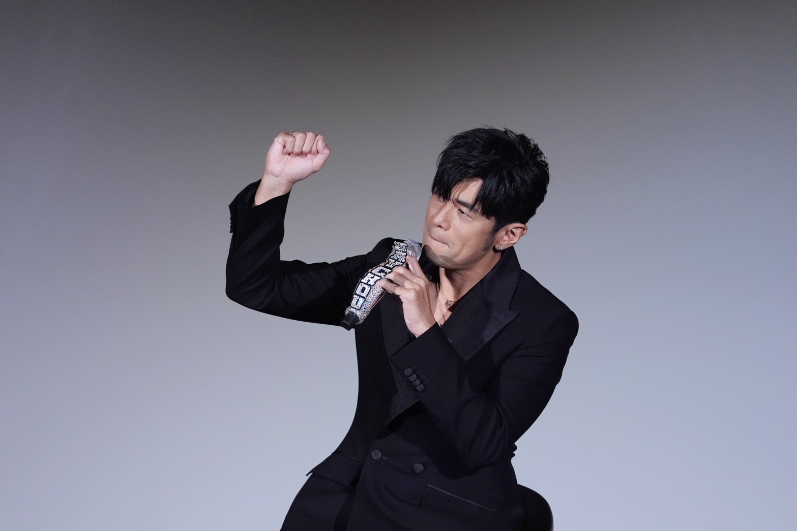 發佈會後,周杰倫難得接受媒體聯訪,透露台灣演唱會場地正在籌畫中。(圖/記者陳明中攝)