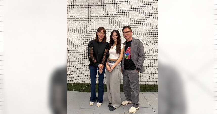 賈永婕和老公王兆杰，與周子瑜在演唱會後台合照。（圖／翻攝自賈永婕臉書）