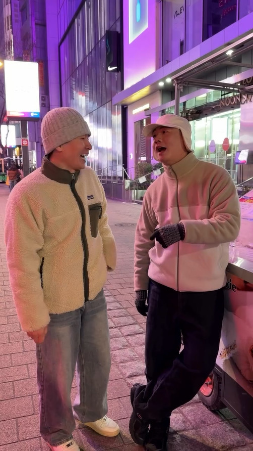 阿翰化身「龍鬚糖小哥」在韓國街頭擺攤。（圖／翻攝自阿翰po影片臉書）